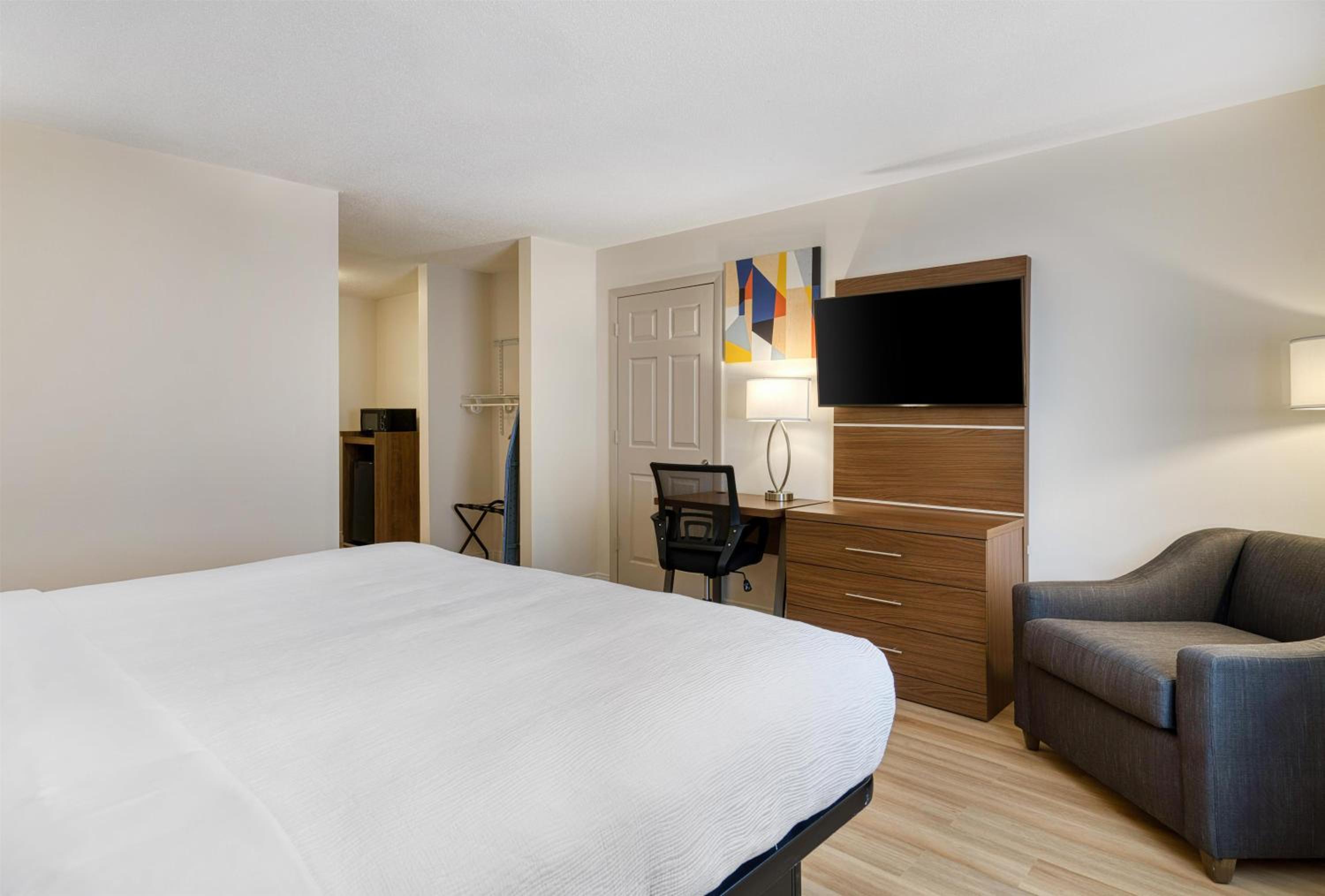 King Room with Bath Tub - Disability Access/Non-Smoking  photo 2
