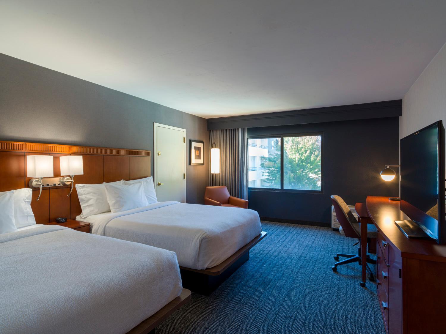 Queen Room with Two Queen Beds and Adapted Tub - Mobility and Hearing Accessible - Photo 3
