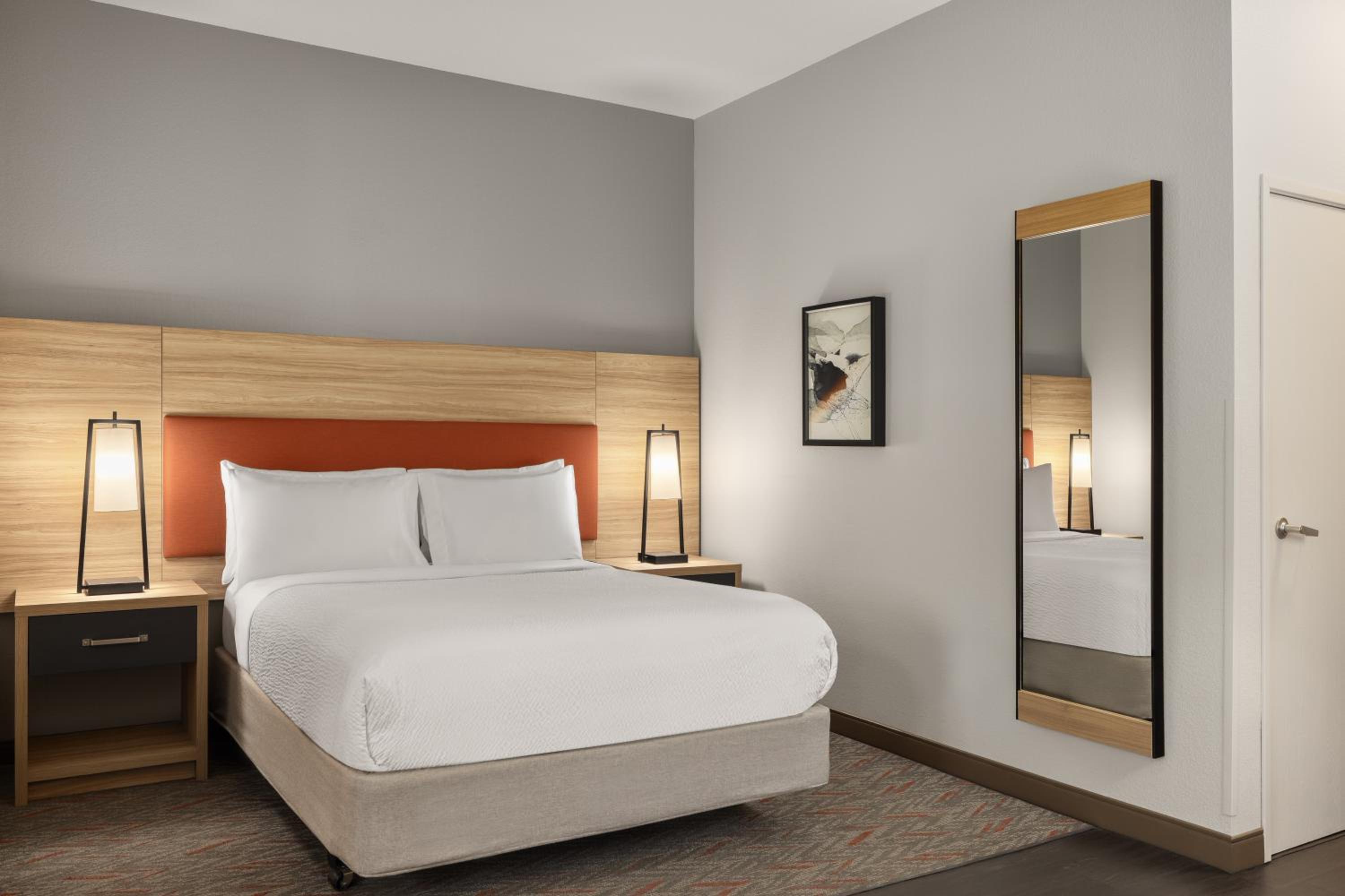 One-Bedroom Queen Suite - Photo 2