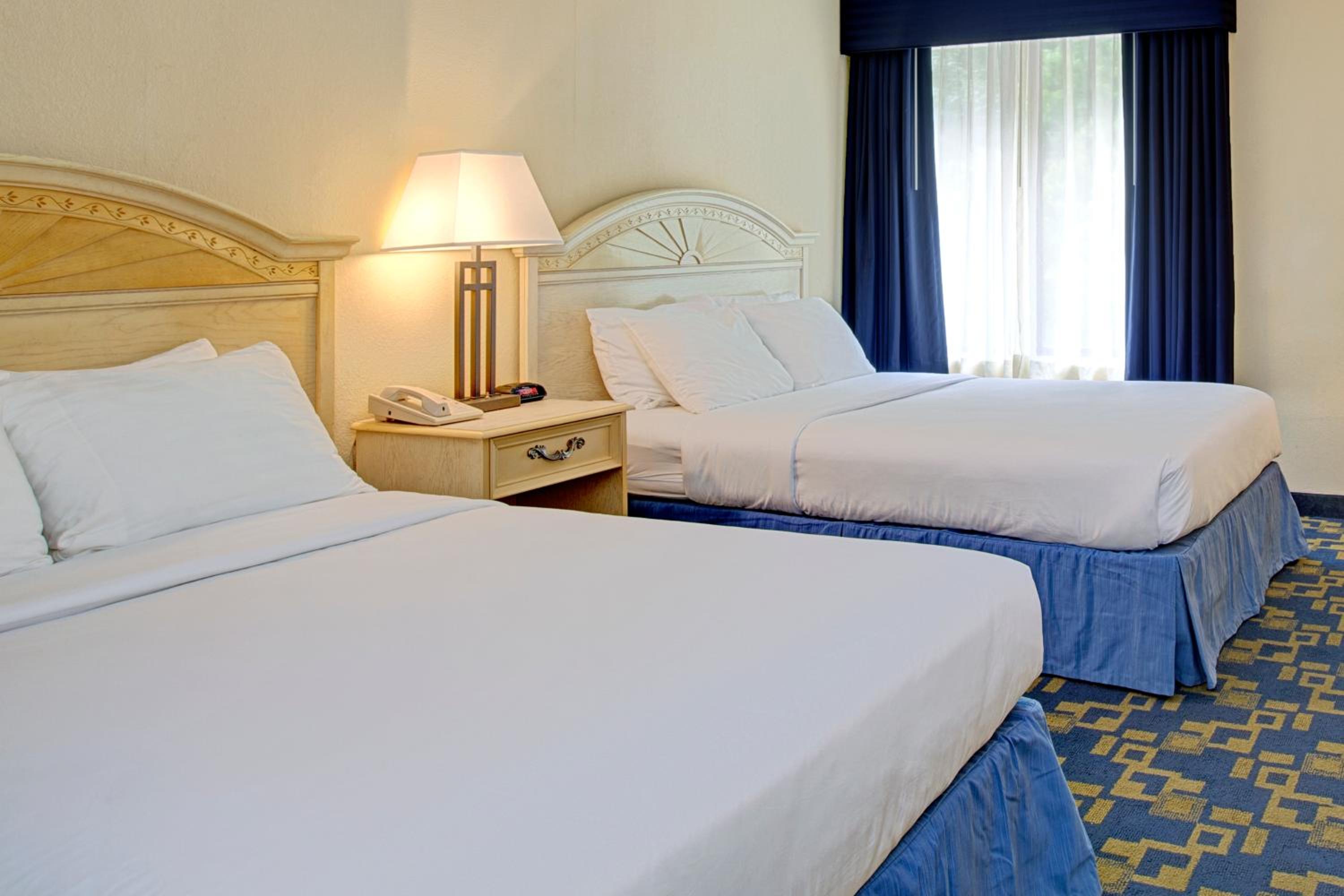 Double Room with Two Double Beds - Smoking - Photo 1