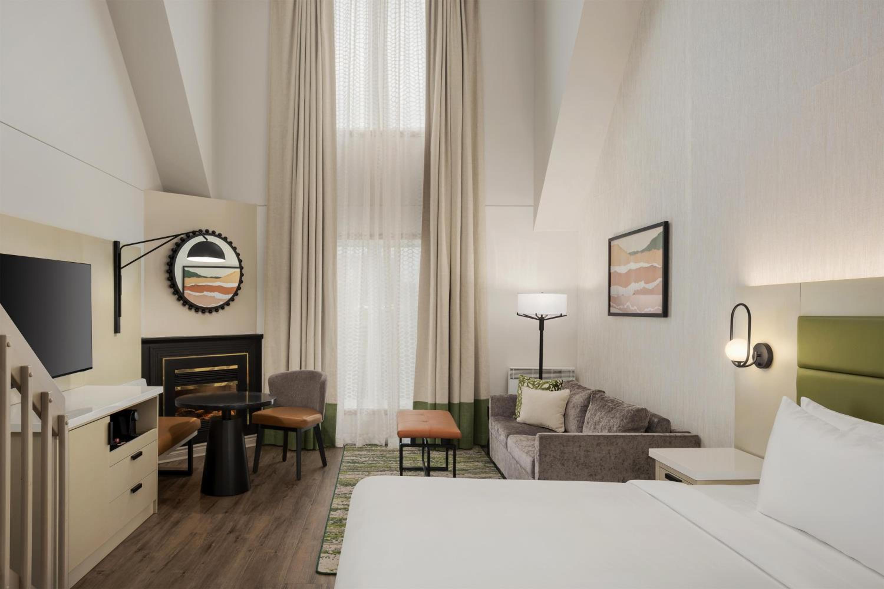 Bi-Level Suite with One King Bed, One Queen Bed and Sofa Bed