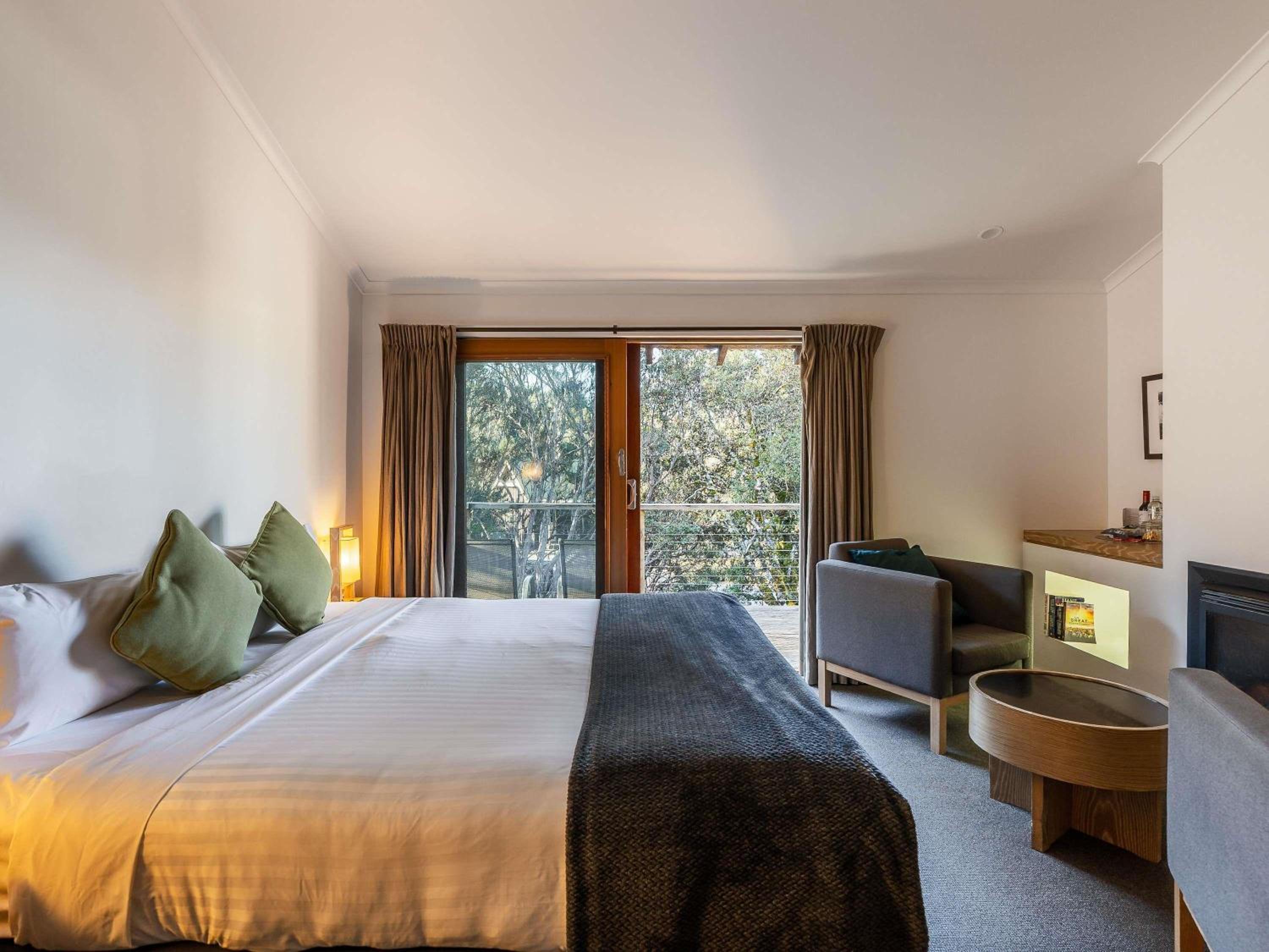 Contemporary Spa Cabin - Photo 1