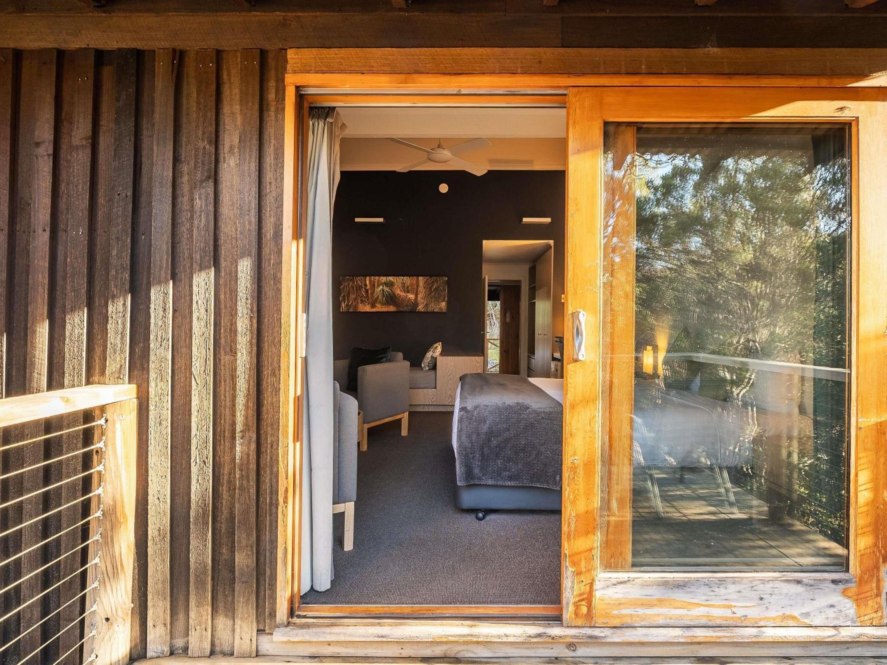 Contemporary Spa Cabin - Photo 5