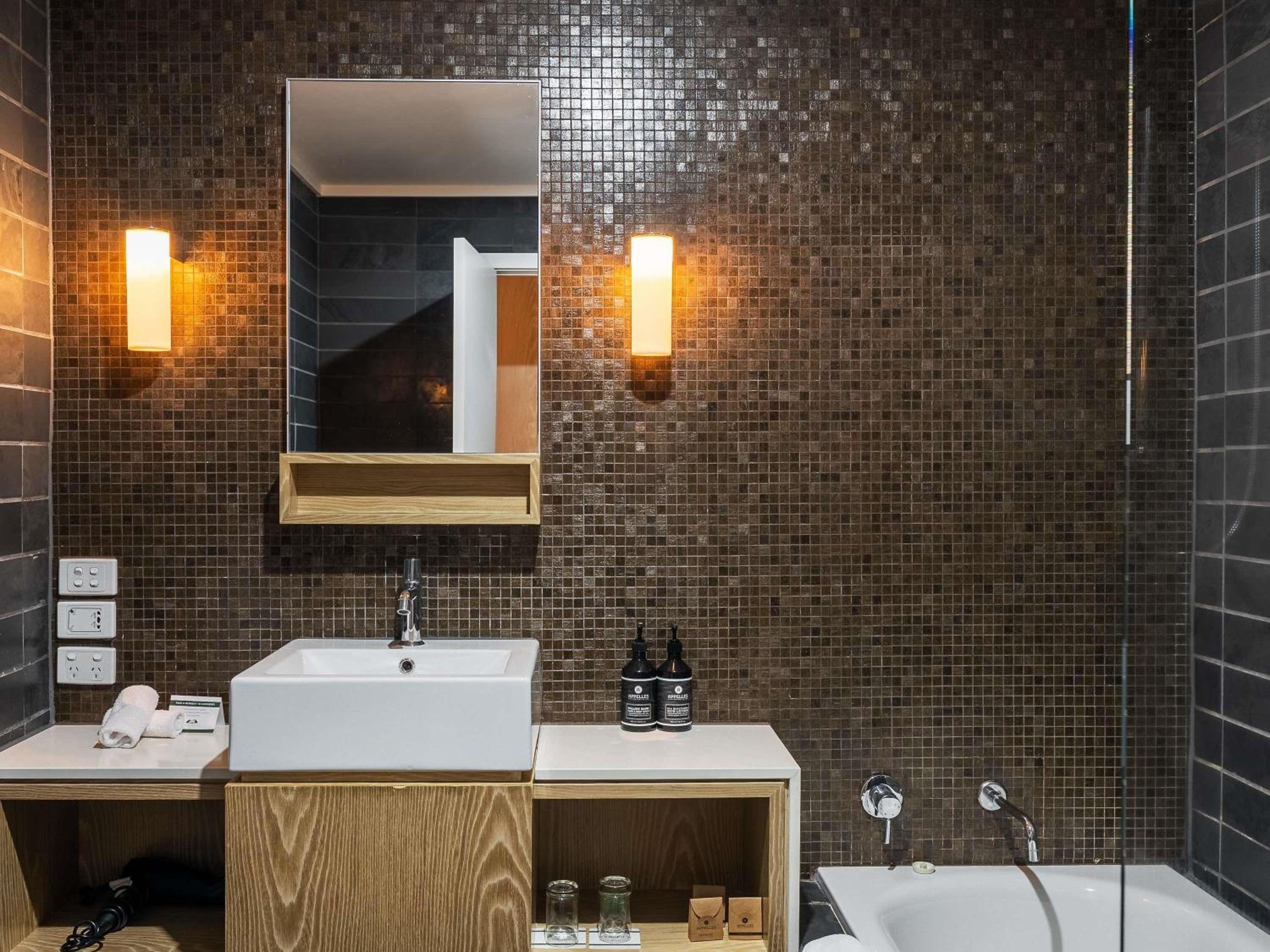 Contemporary Spa Cabin - Photo 6