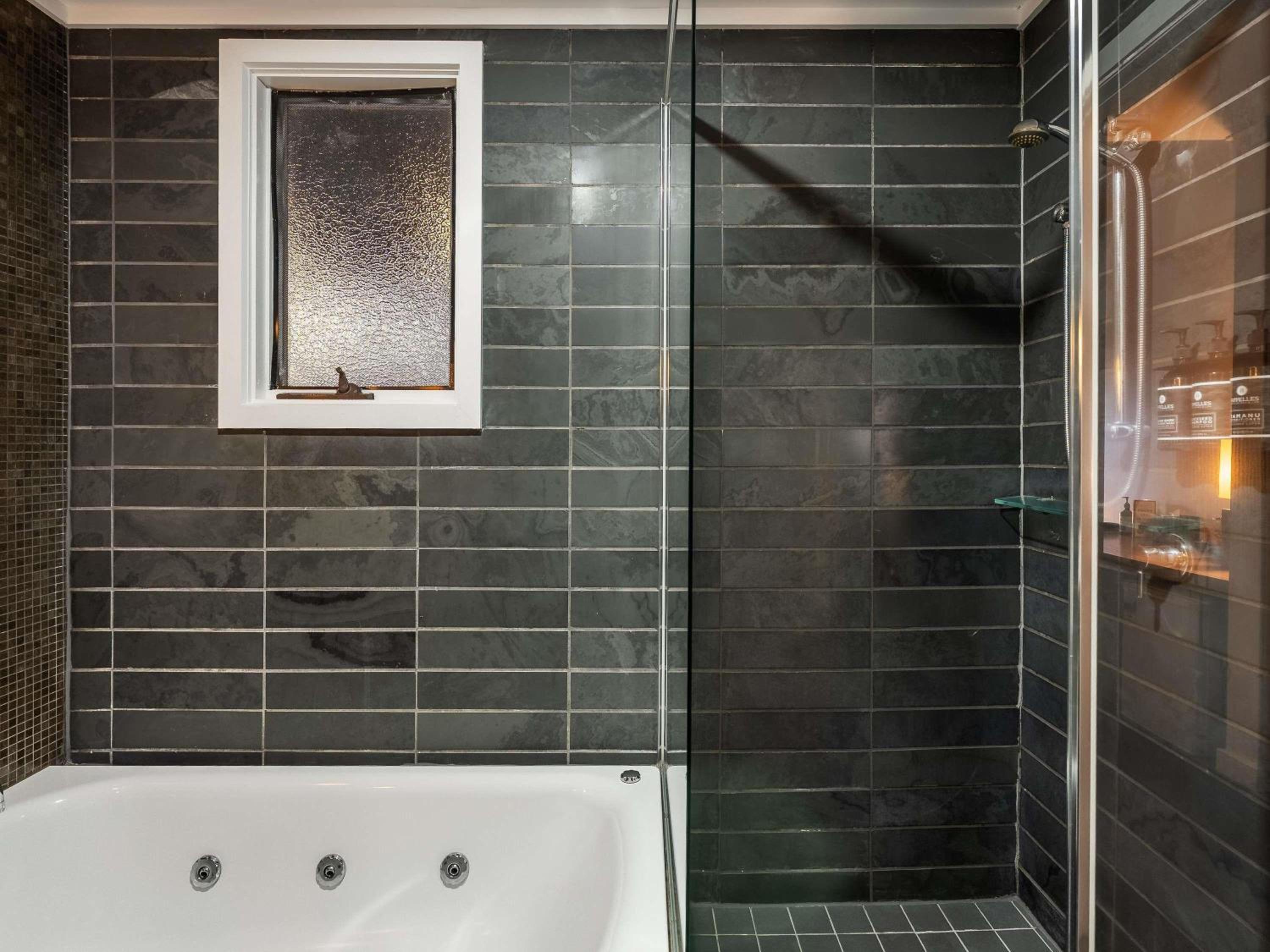 Contemporary Spa Cabin - Photo 7