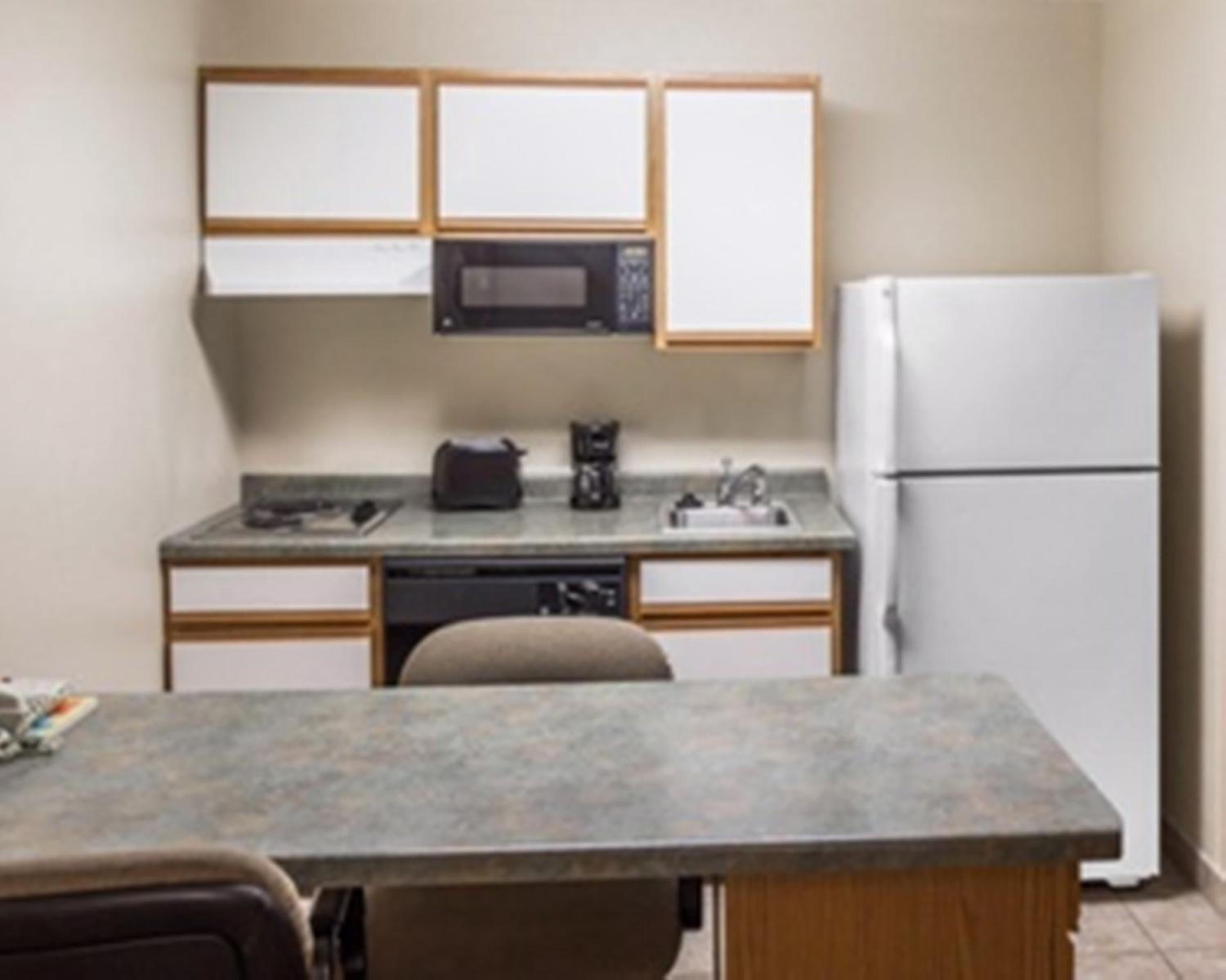 Queen Suite - Non-Smoking - Photo 10