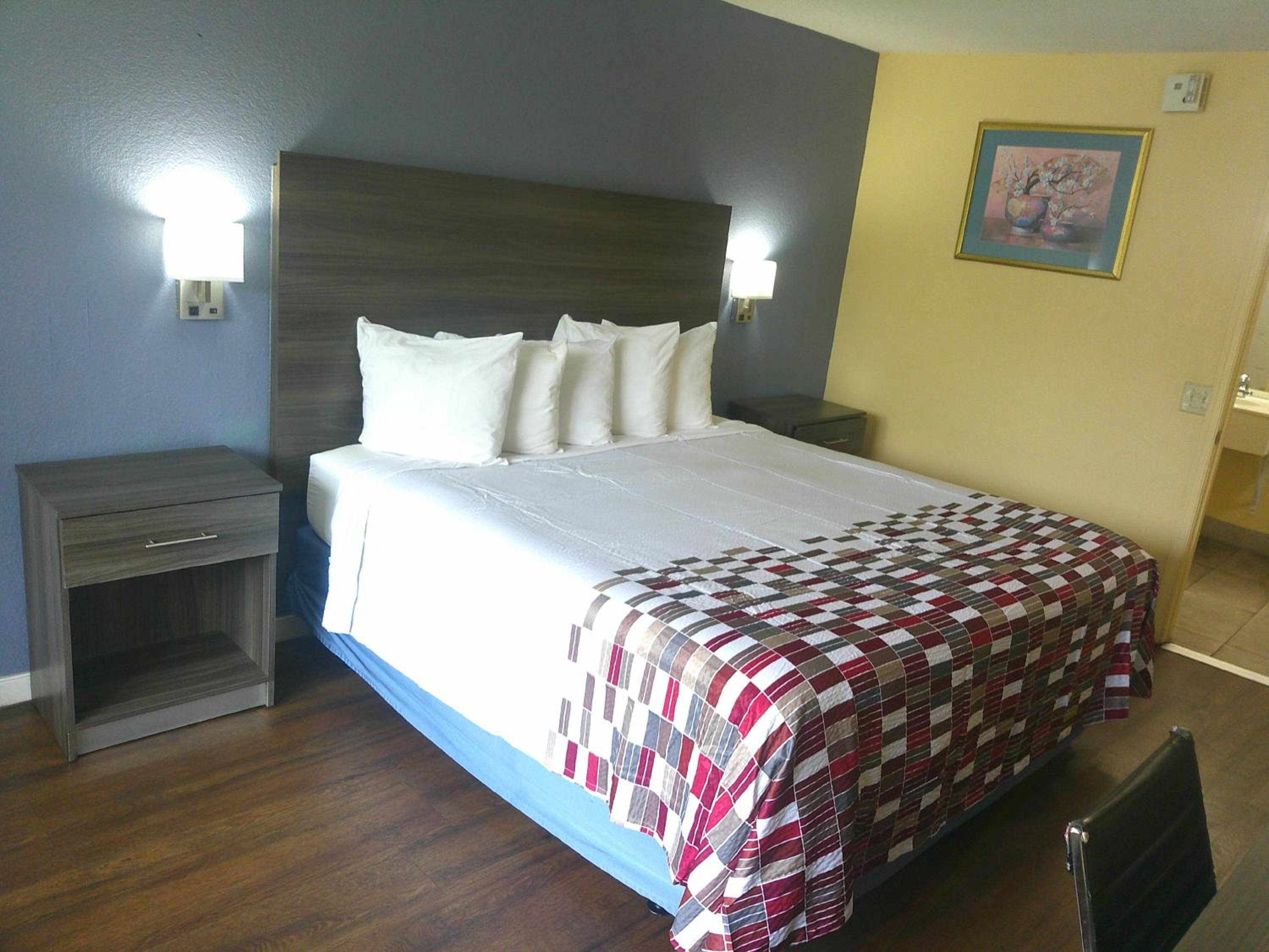Superior King Room Disability Access Non-Smoking - Photo 4
