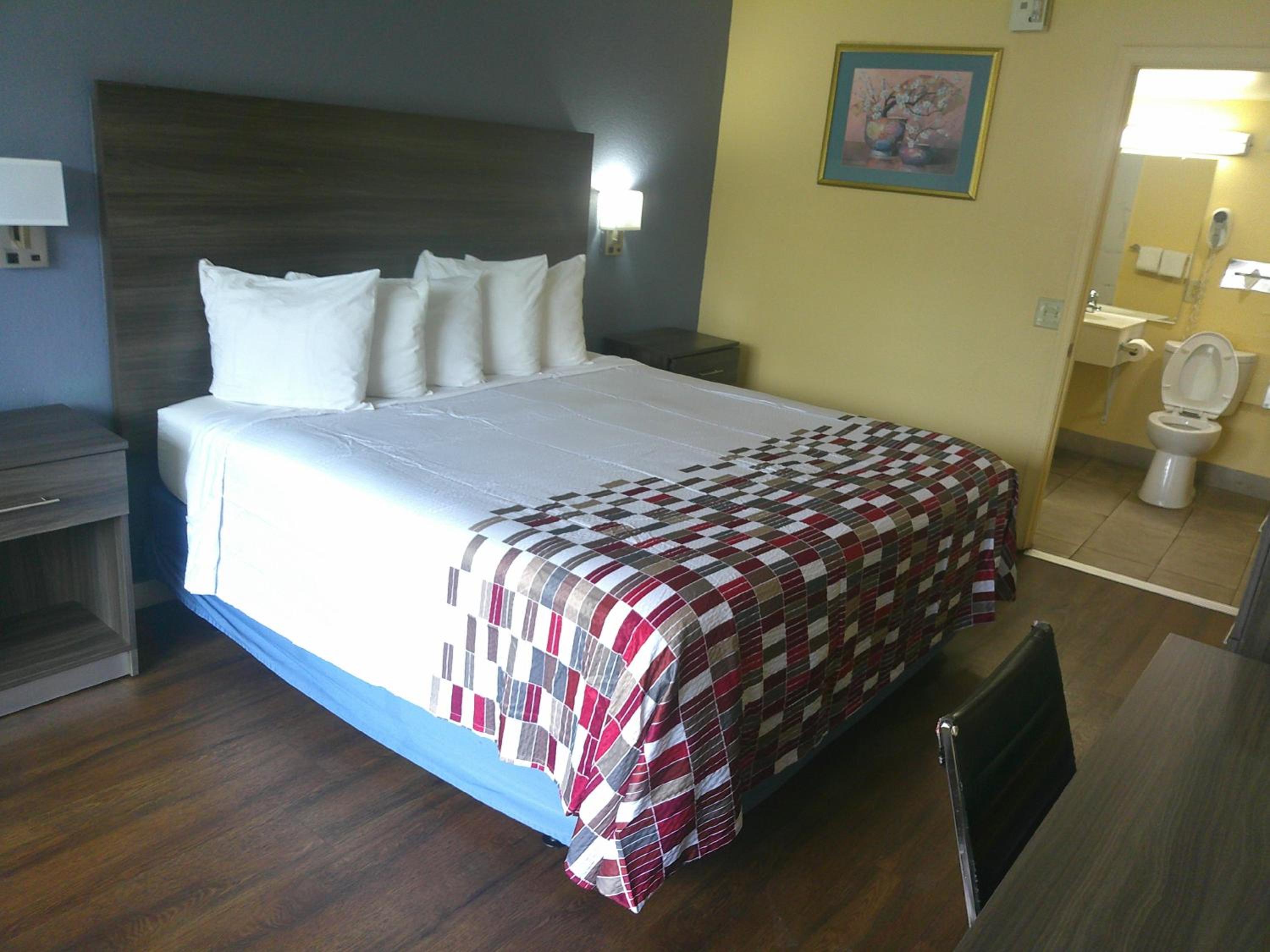Superior King Room Disability Access Non-Smoking - Photo 5