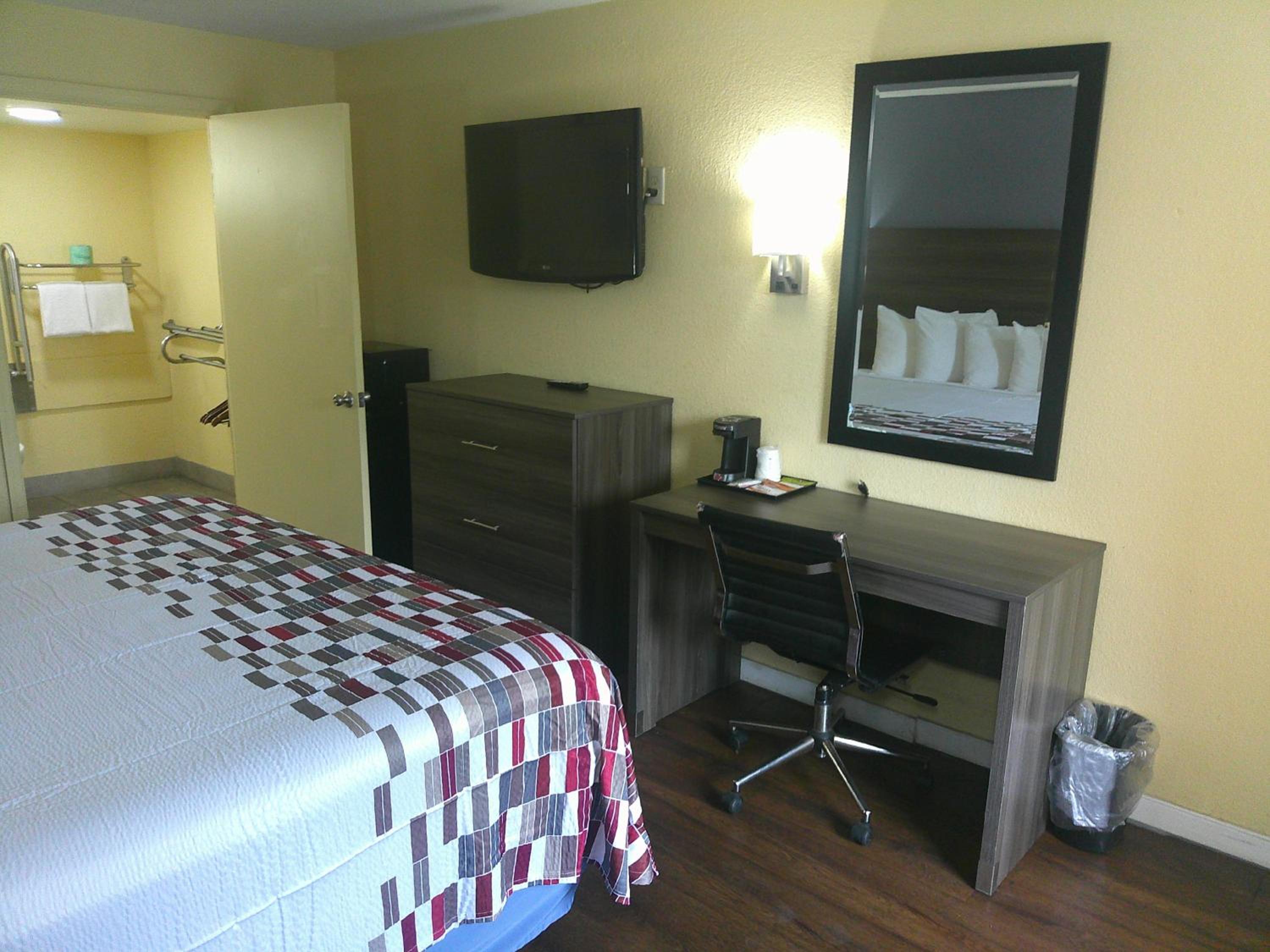 Superior King Room Disability Access Non-Smoking - Photo 7
