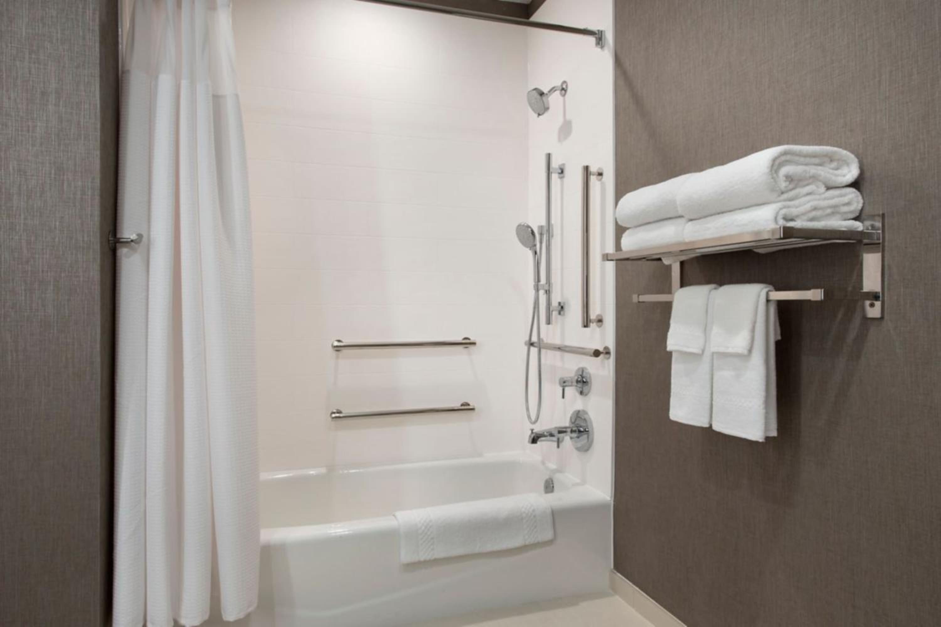 Suite with Two Double Beds and Mobility Accessible Tub photo 3