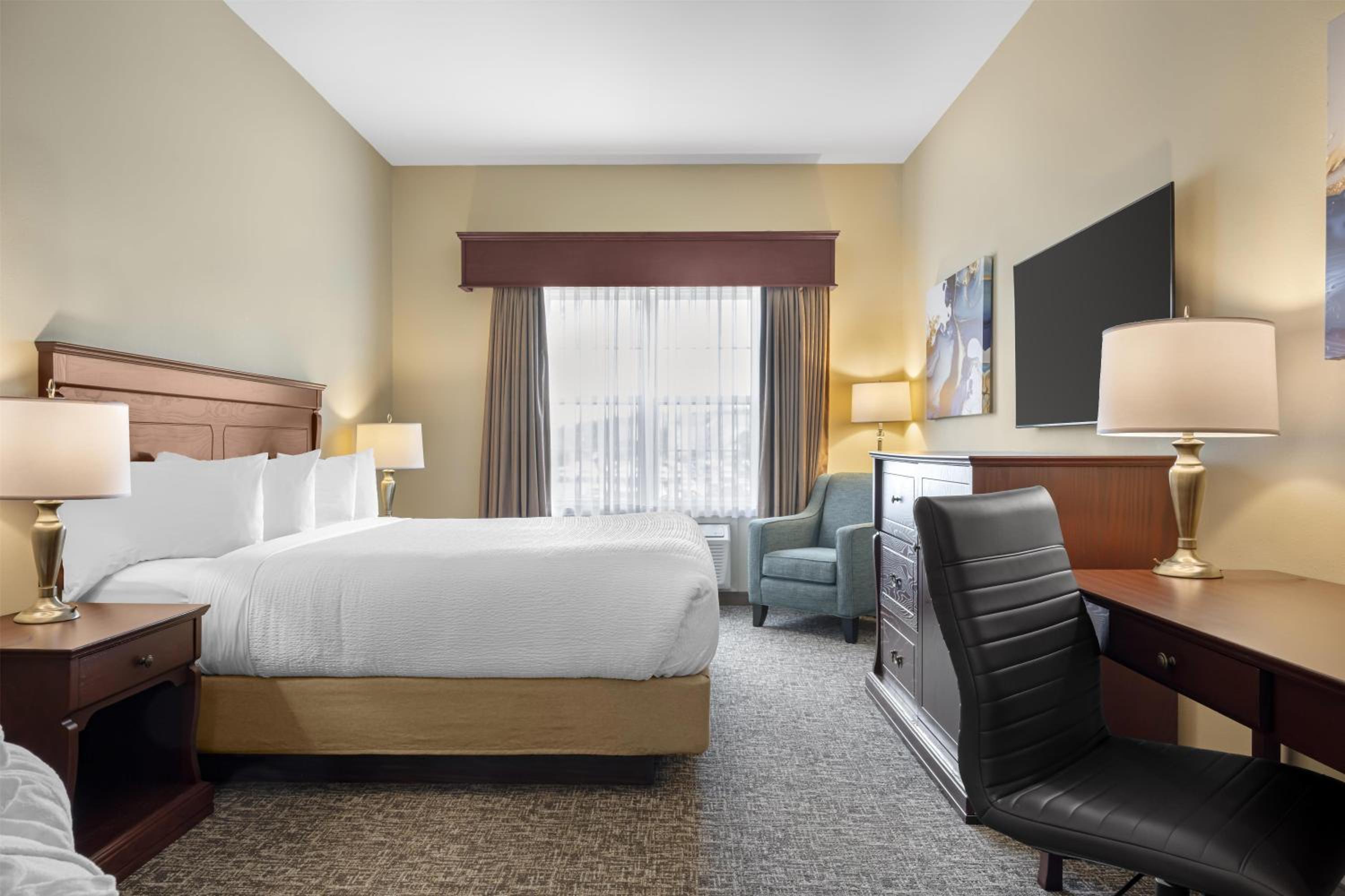 One-Bedroom King Suite with Sofa Bed - Photo 2