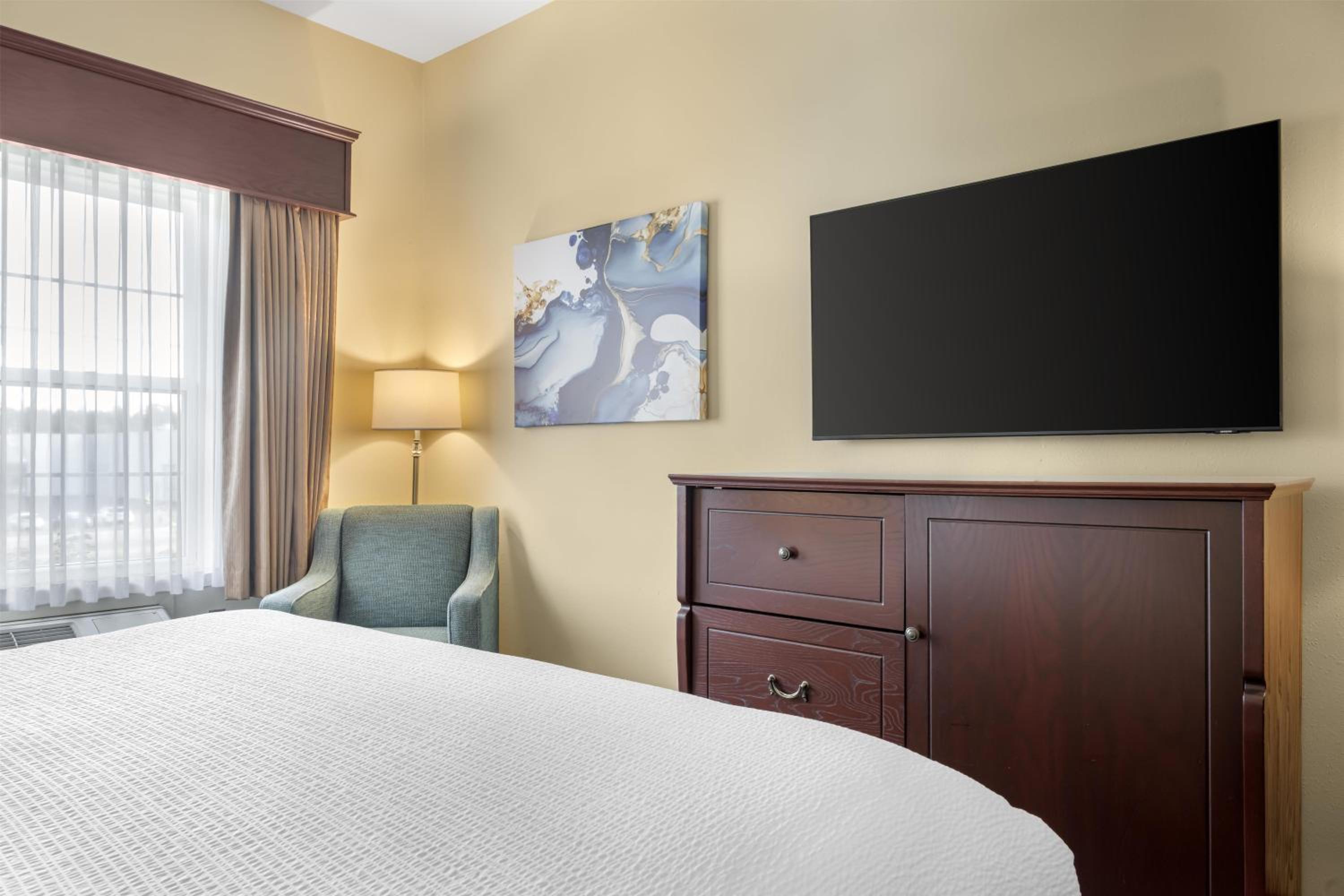 One-Bedroom King Suite with Sofa Bed - Photo 3