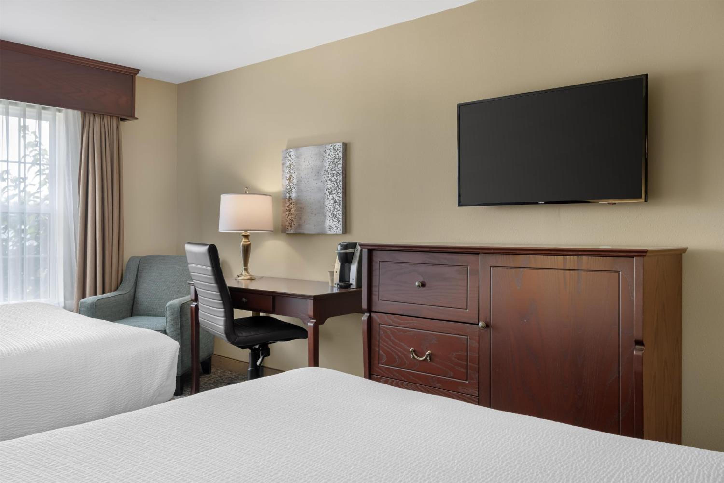 Queen Suite with Two Queen Beds, Sofa Bed, Sitting Area and Rain Shower - Non-Smoking - Photo 2