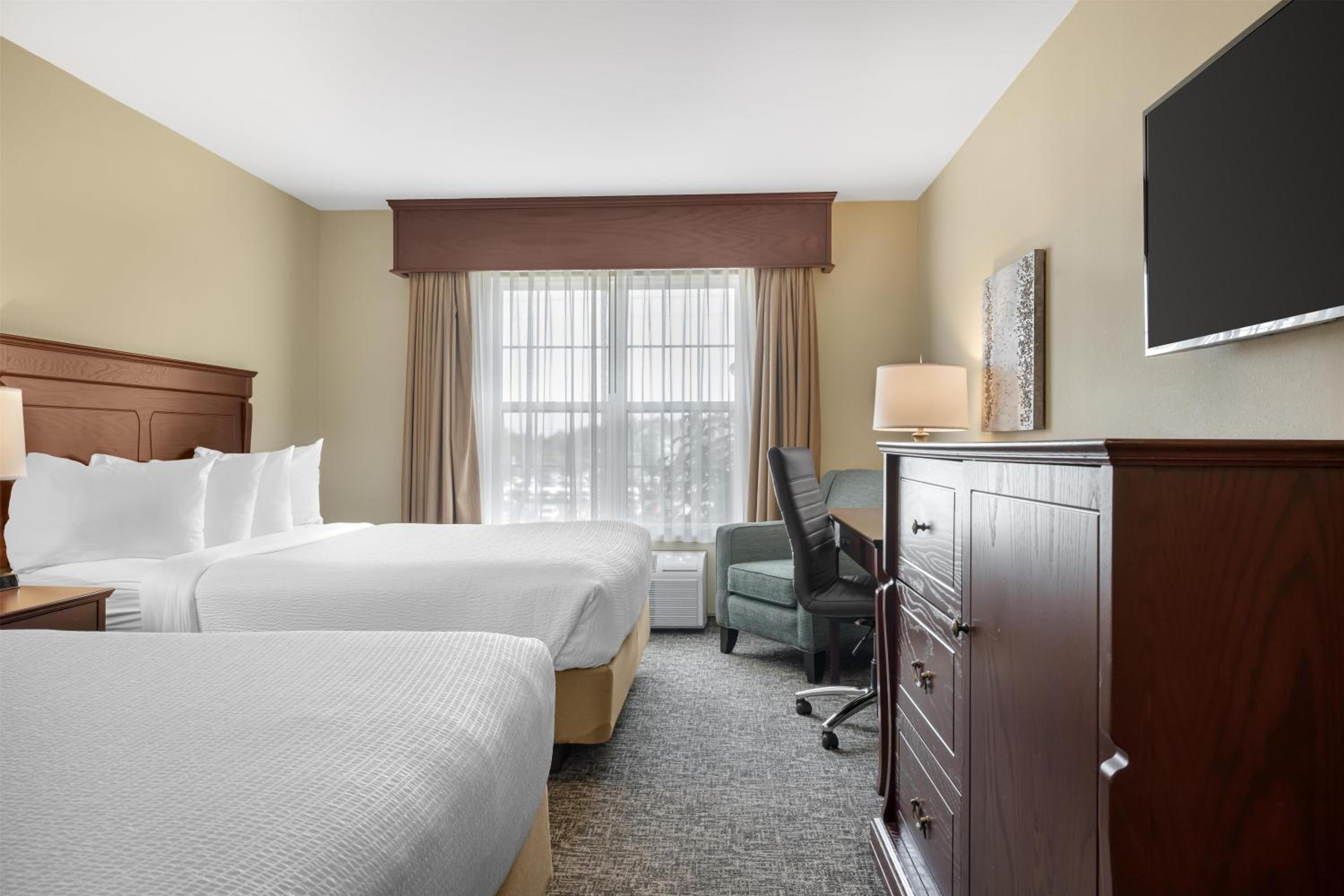 Queen Suite with Two Queen Beds, Sofa Bed, Sitting Area and Rain Shower - Non-Smoking - Photo 3