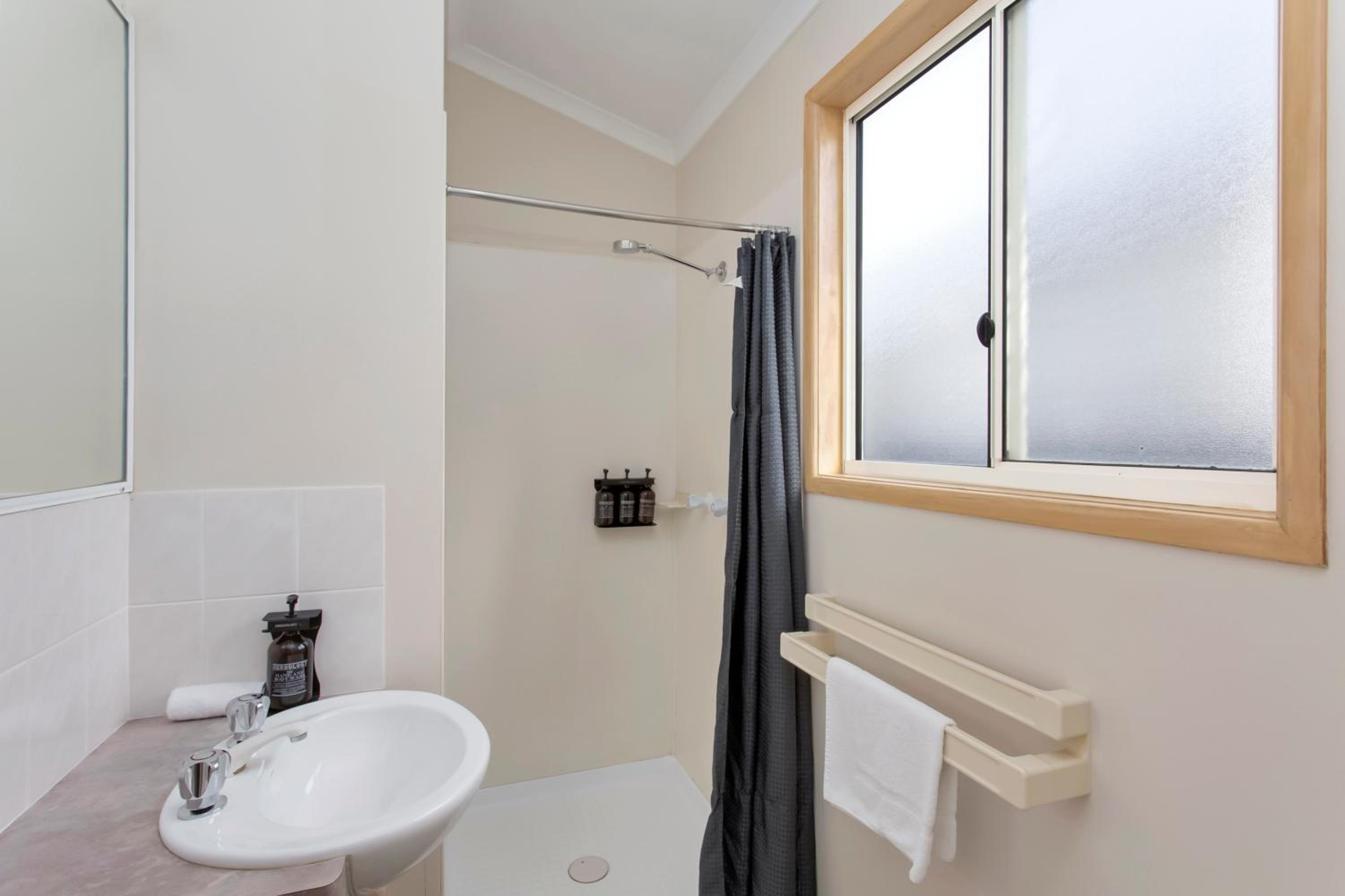 Standard One-Bedroom Cabin - Not Pet Friendly photo 2