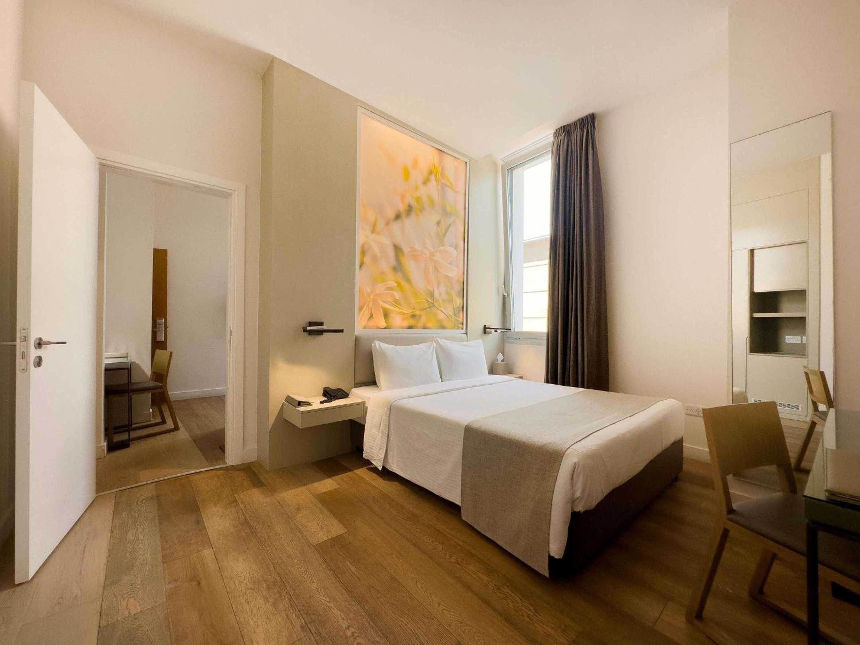 Junior Queen Suite with sofa