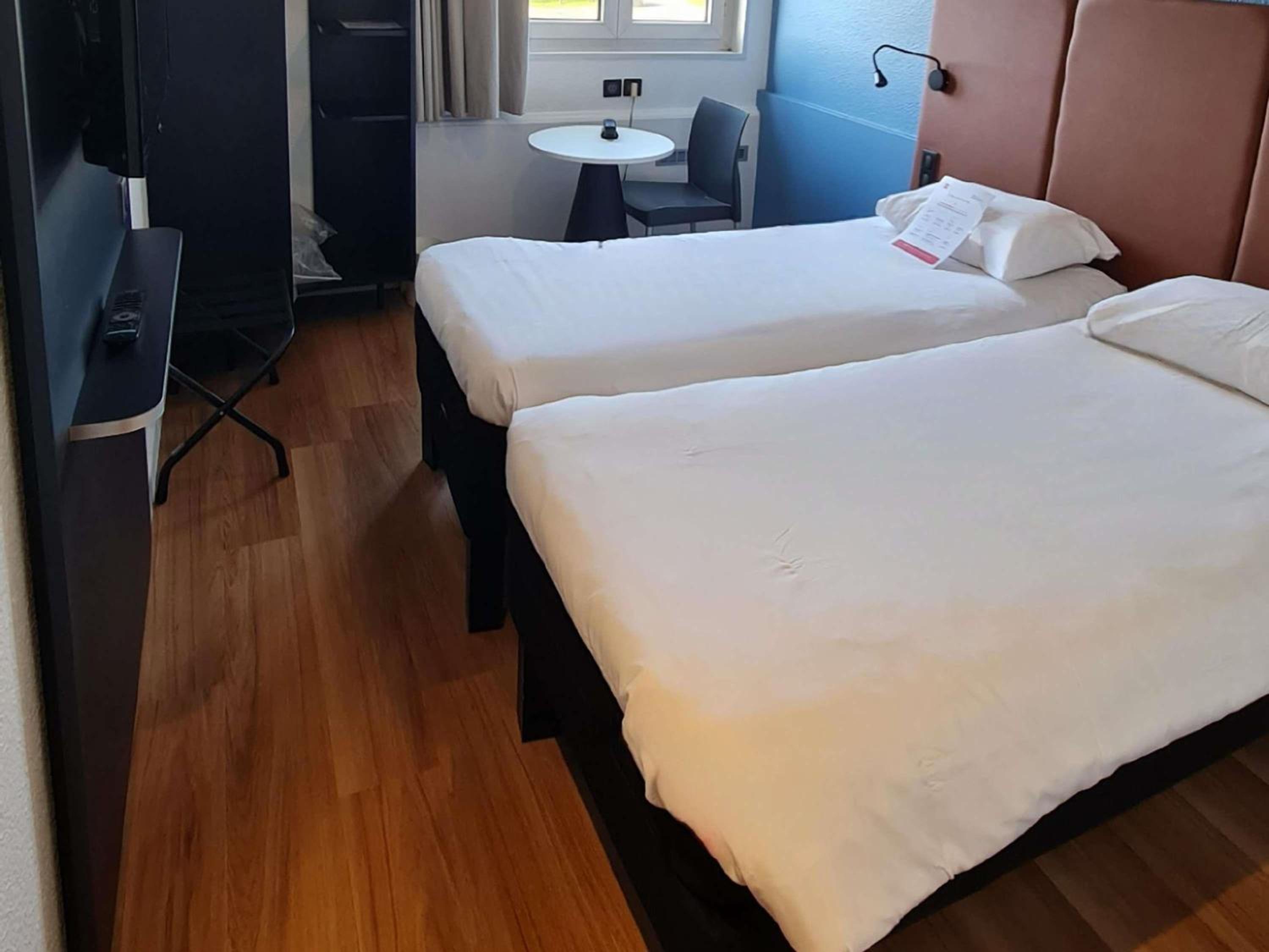 Standard Room with Two Single Beds - Photo 1