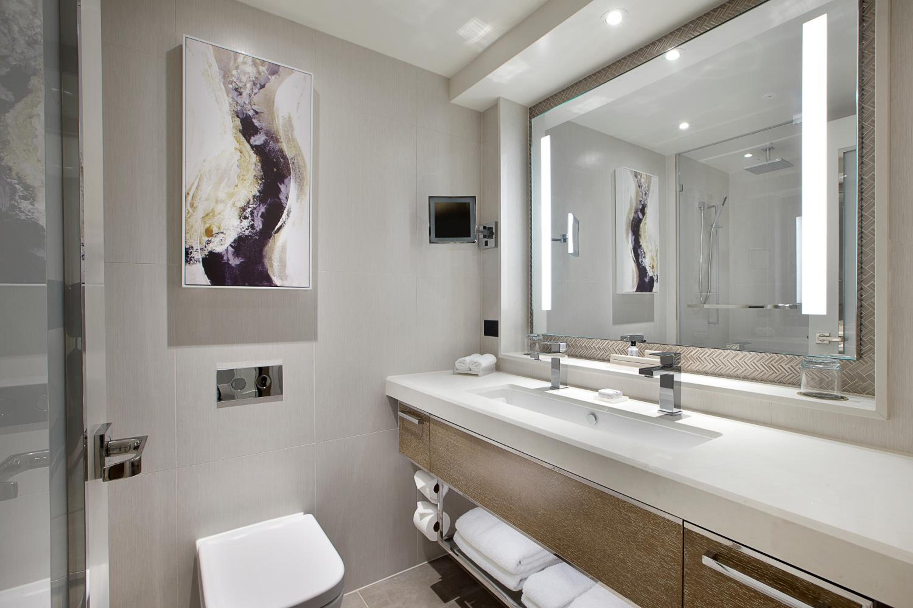 Superior Deluxe King Room - Photo 3