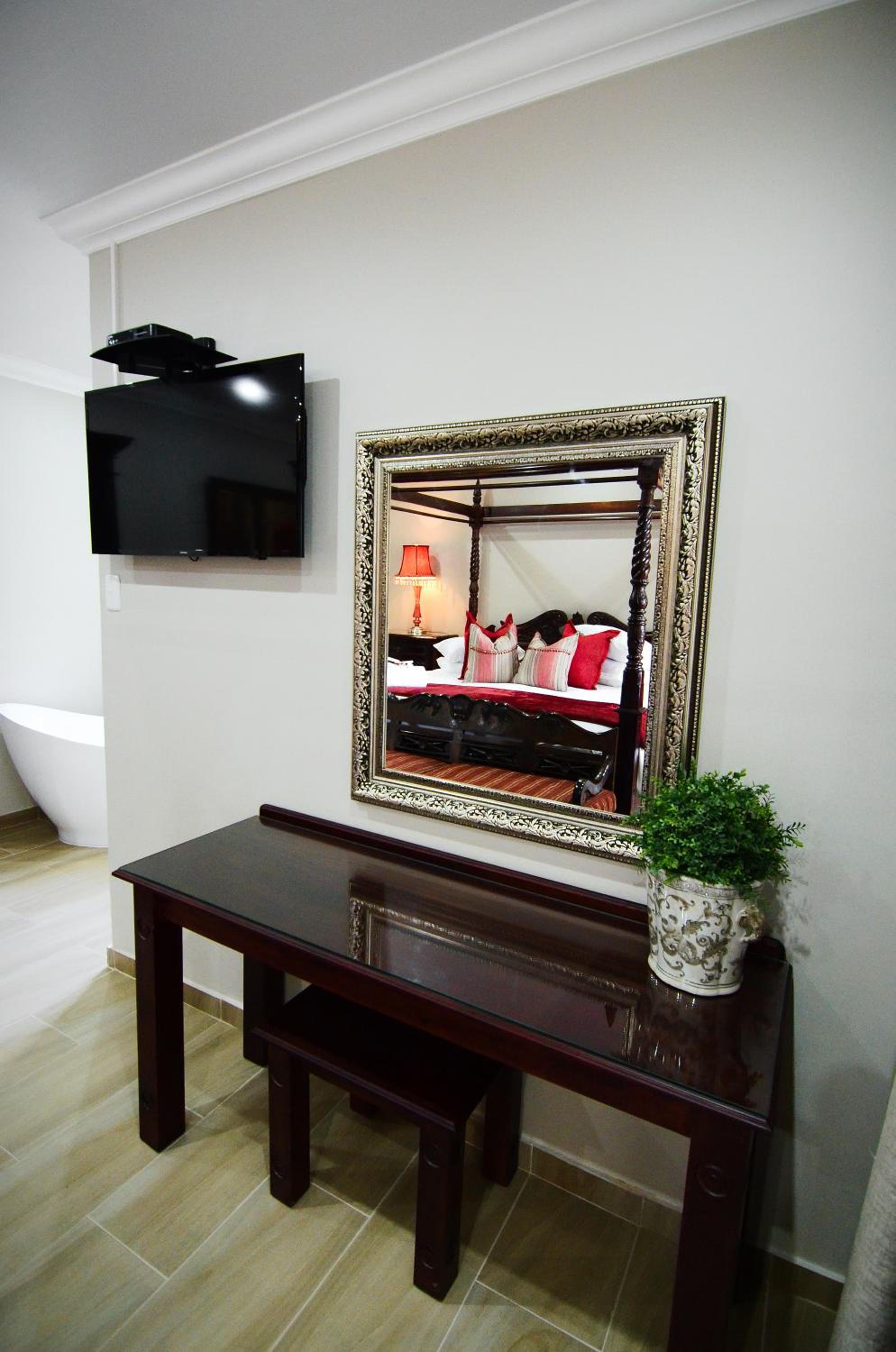 Suite - Photo 8
