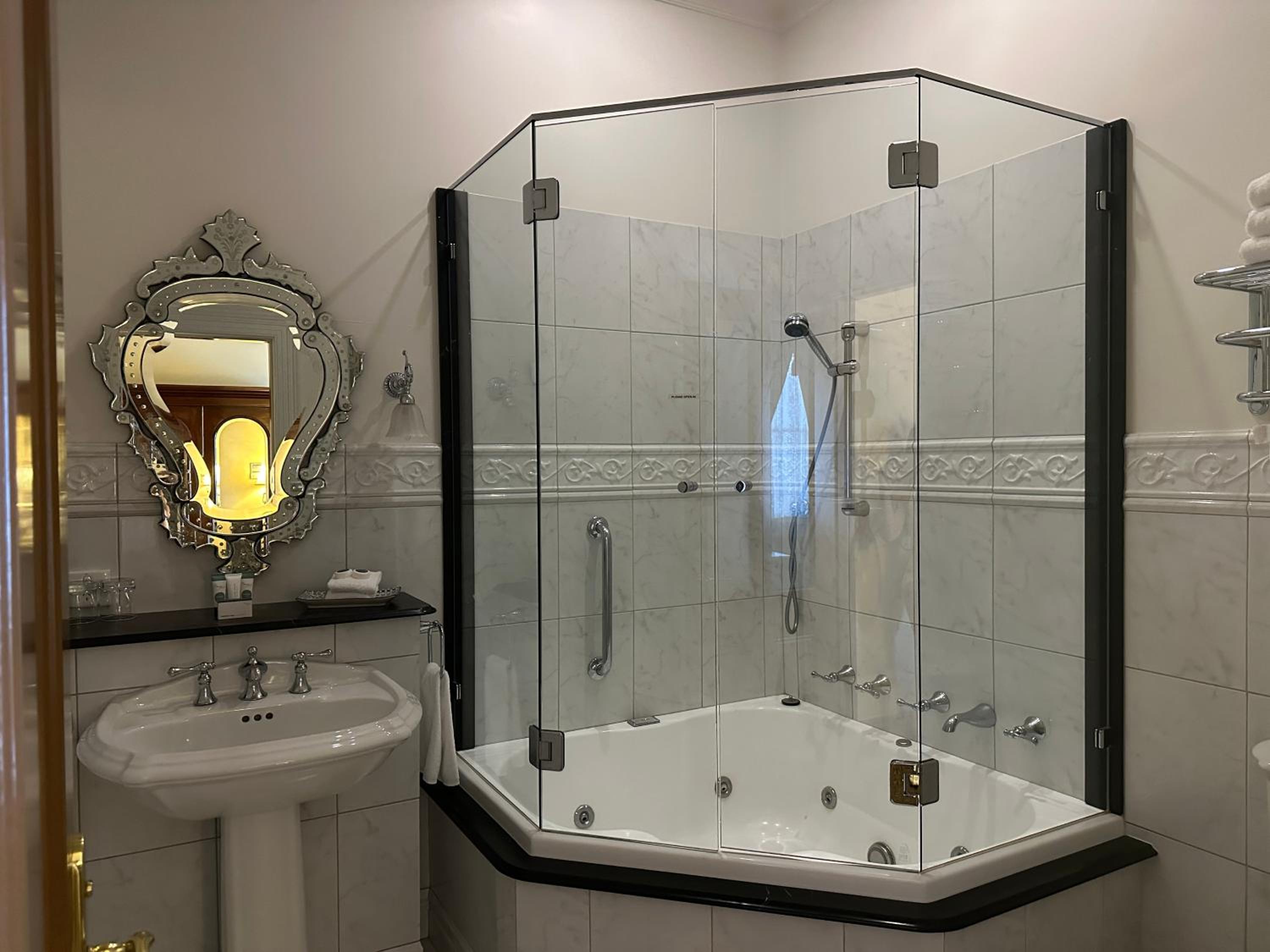 Queen Room with Spa Bath photo 3