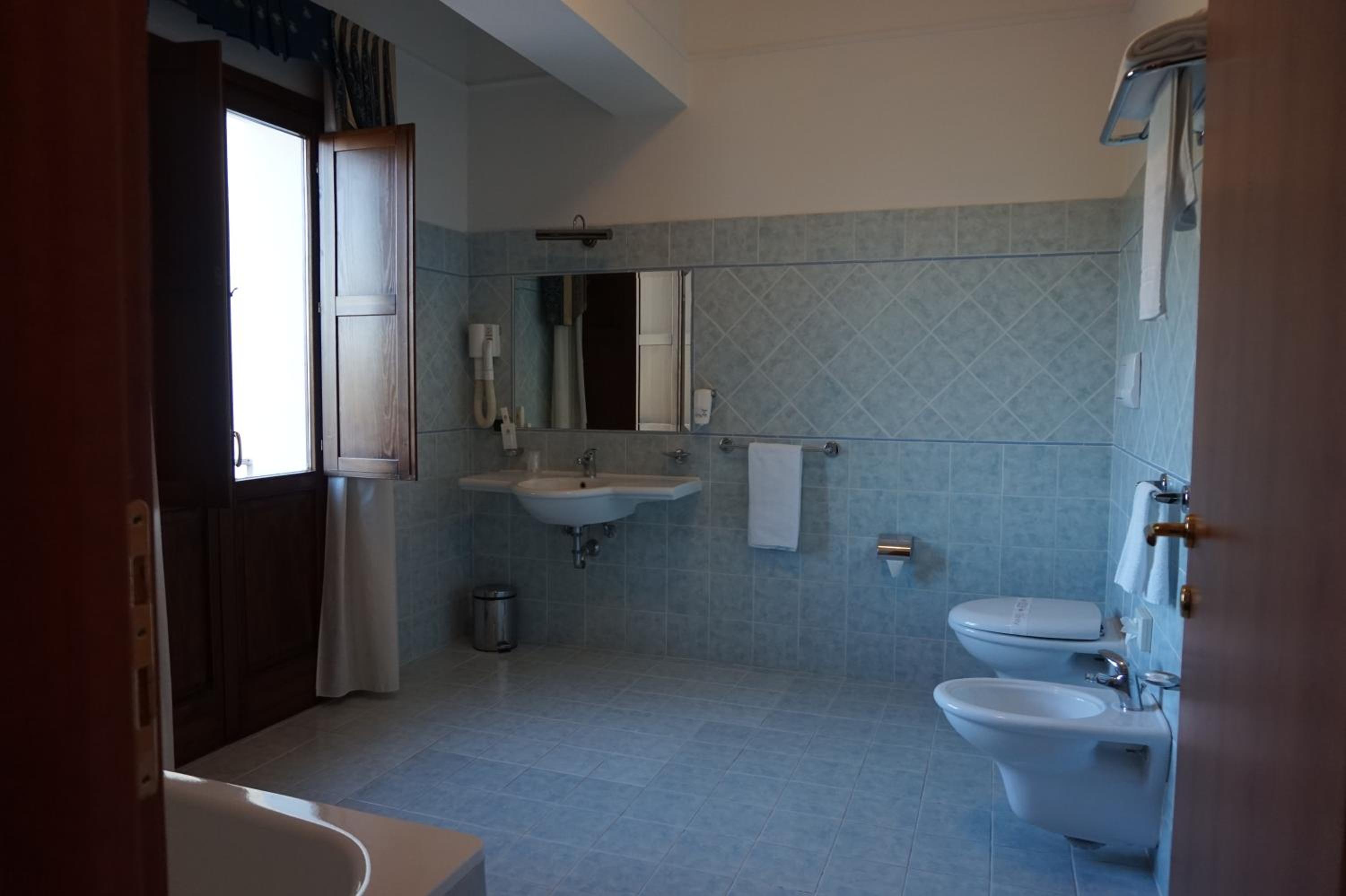 Double or Twin Room - Photo 6