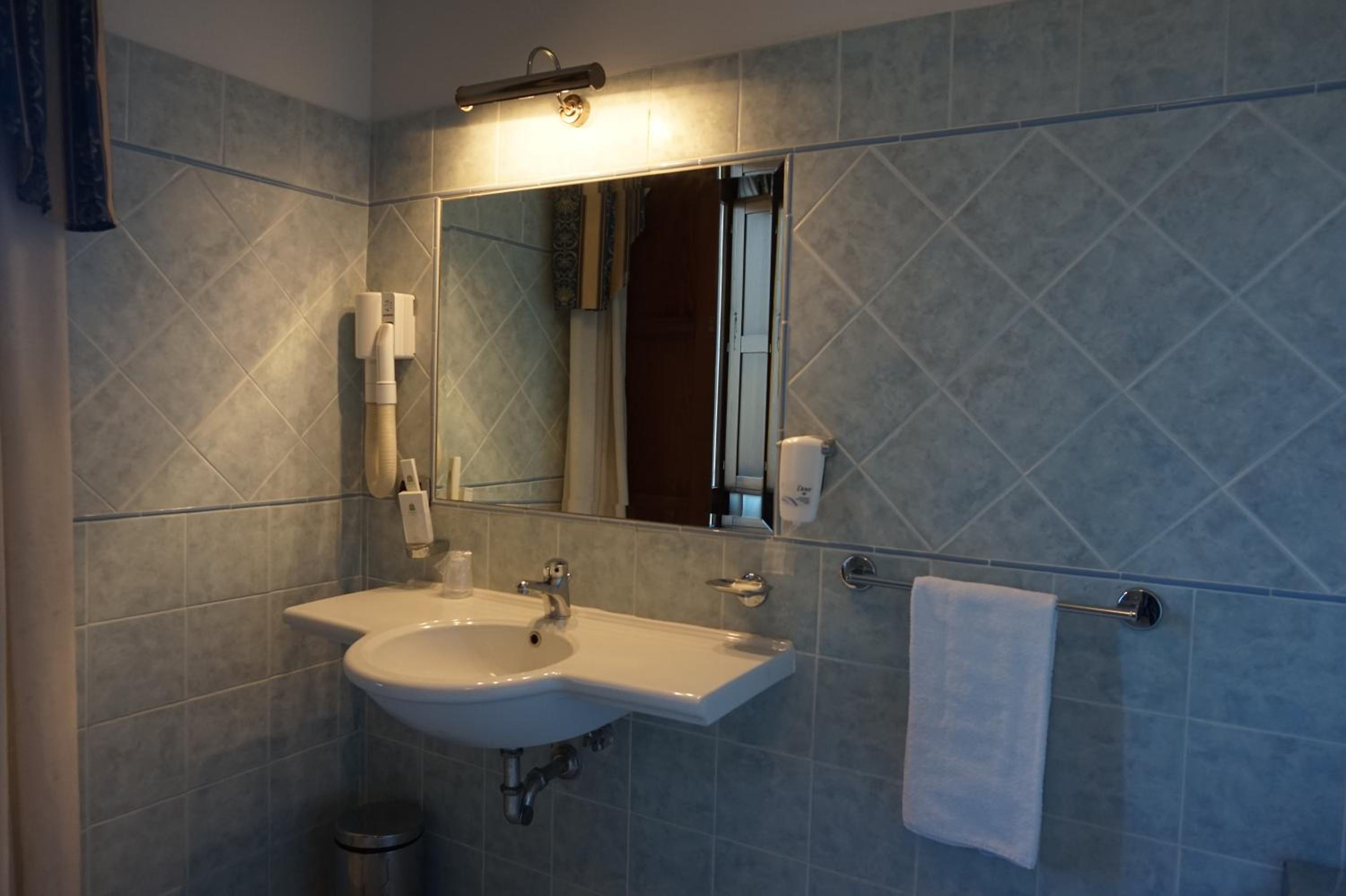 Double or Twin Room - Photo 5