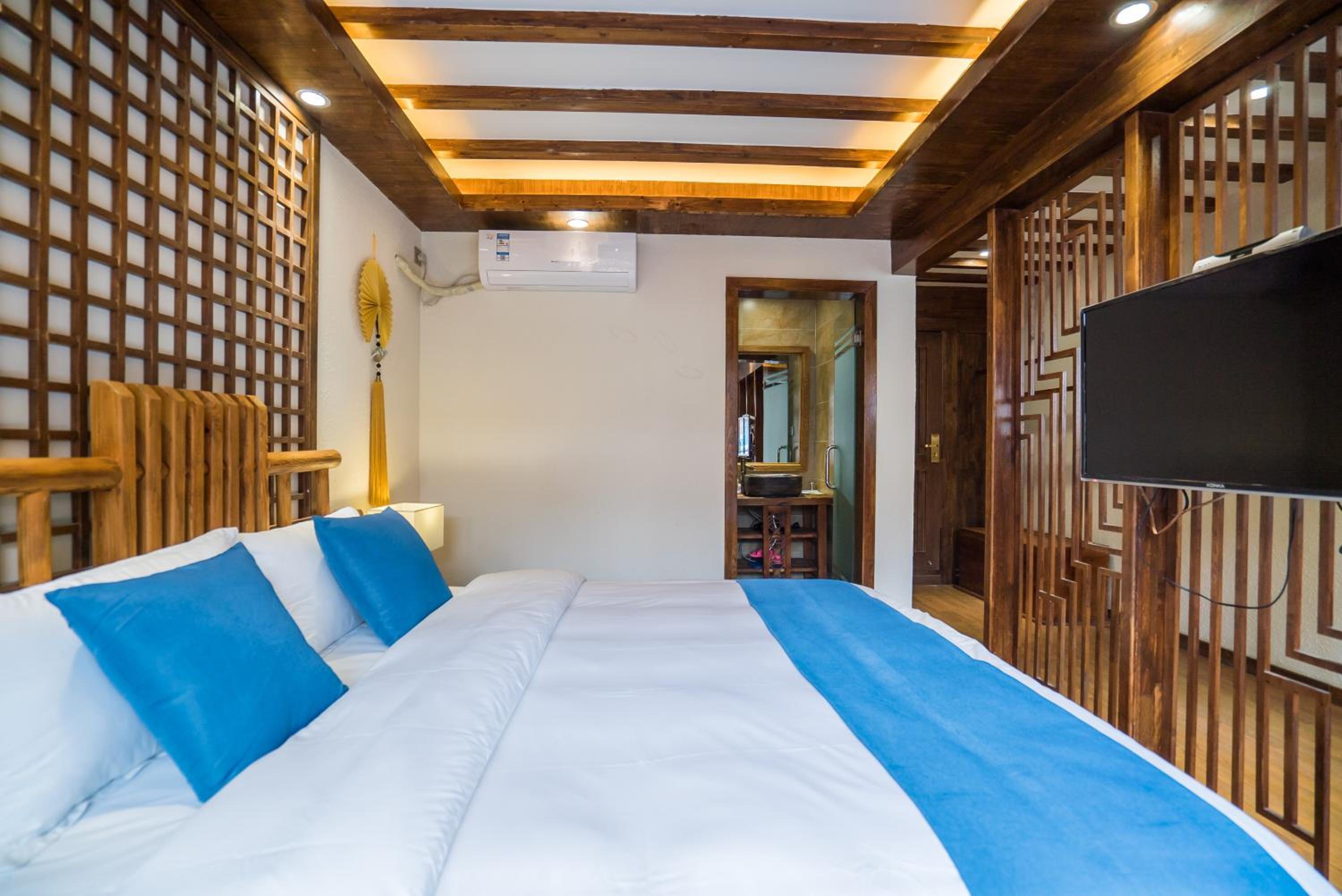 Deluxe Double Room (2 Adults + 1 Child) photo 2