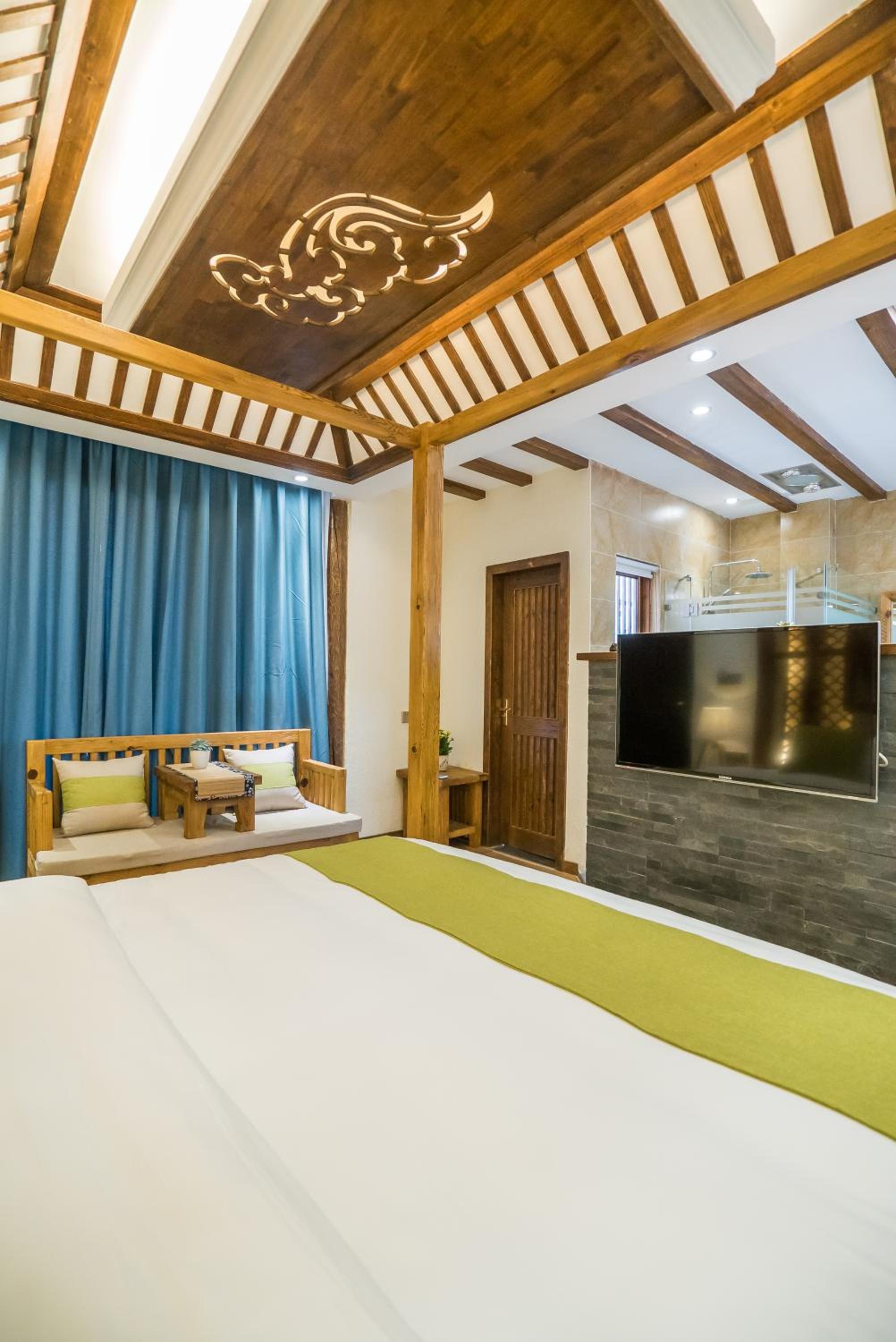 Mountain View King Bed with Balcony photo 2
