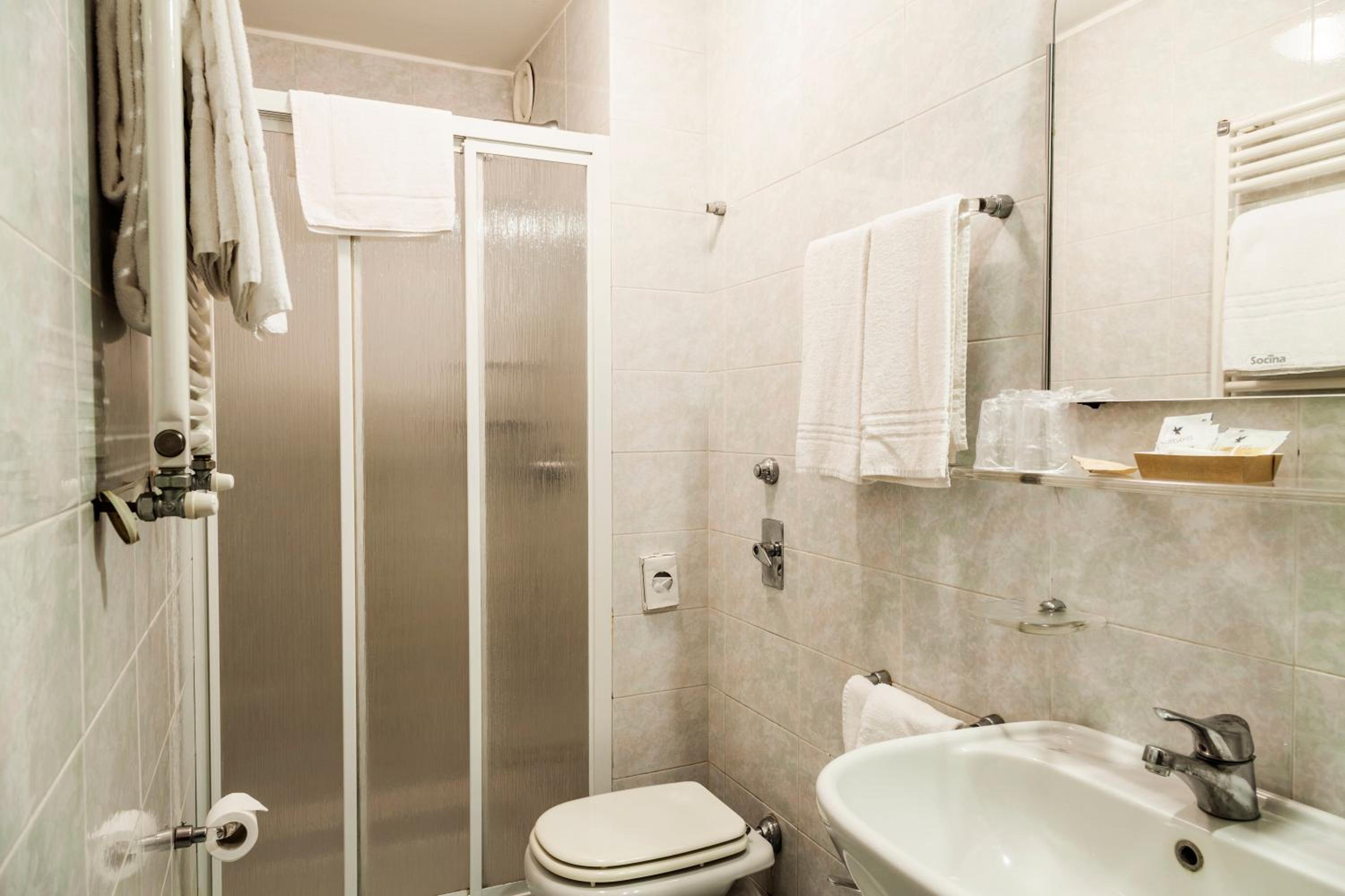 Small Double Room thumbnail 6