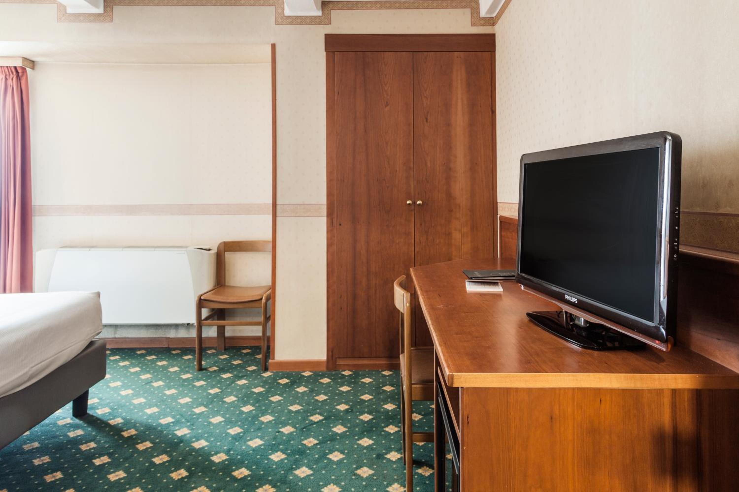 Small Double Room thumbnail 5