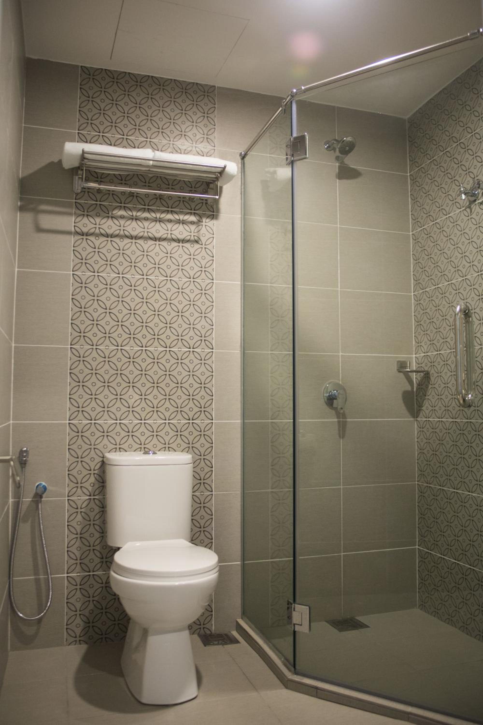 Superior Queen Room (No Window) with Airport Pick-Up photo 3