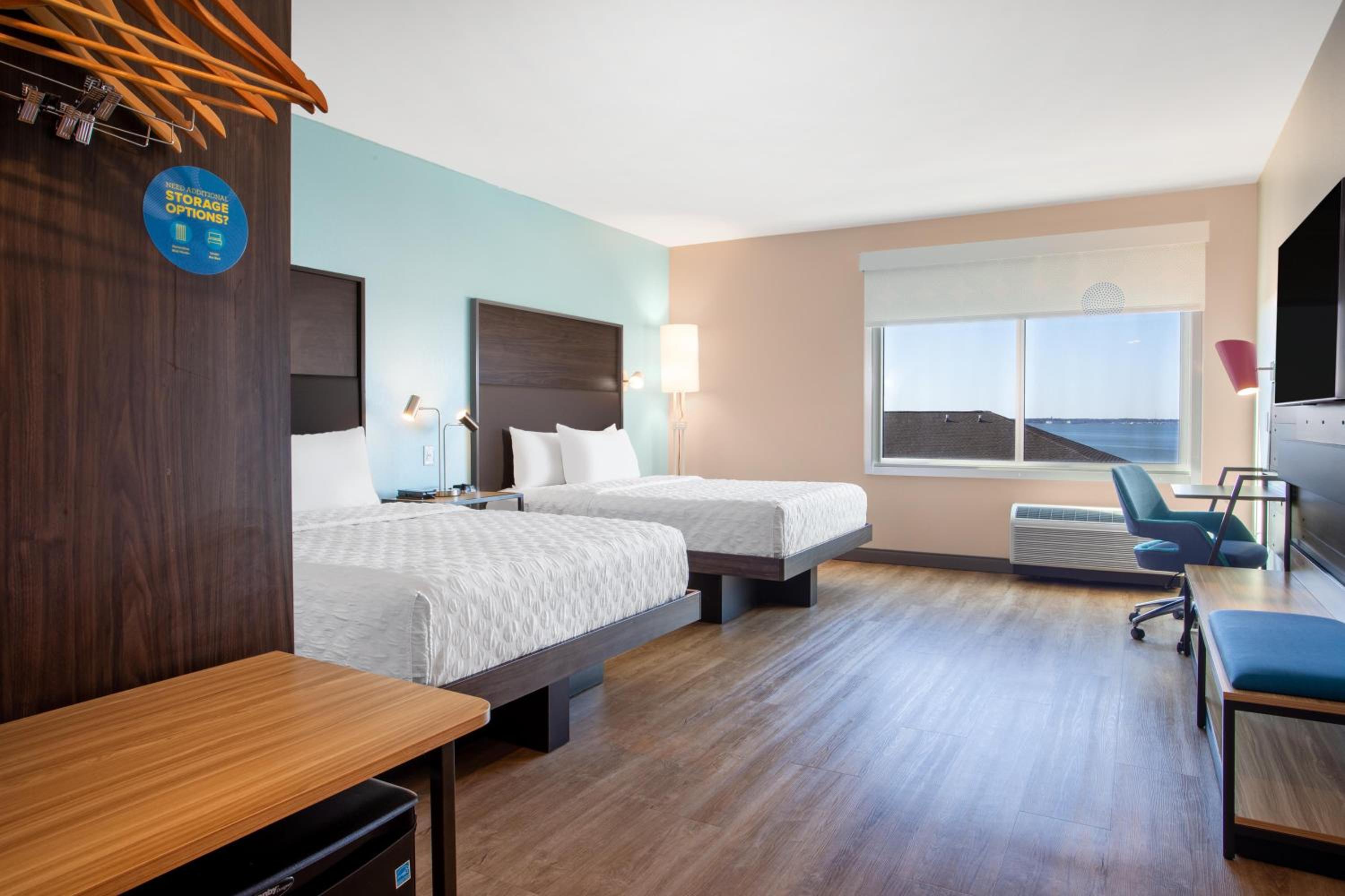 Queen Room with Two Queen Beds and View - Photo 4