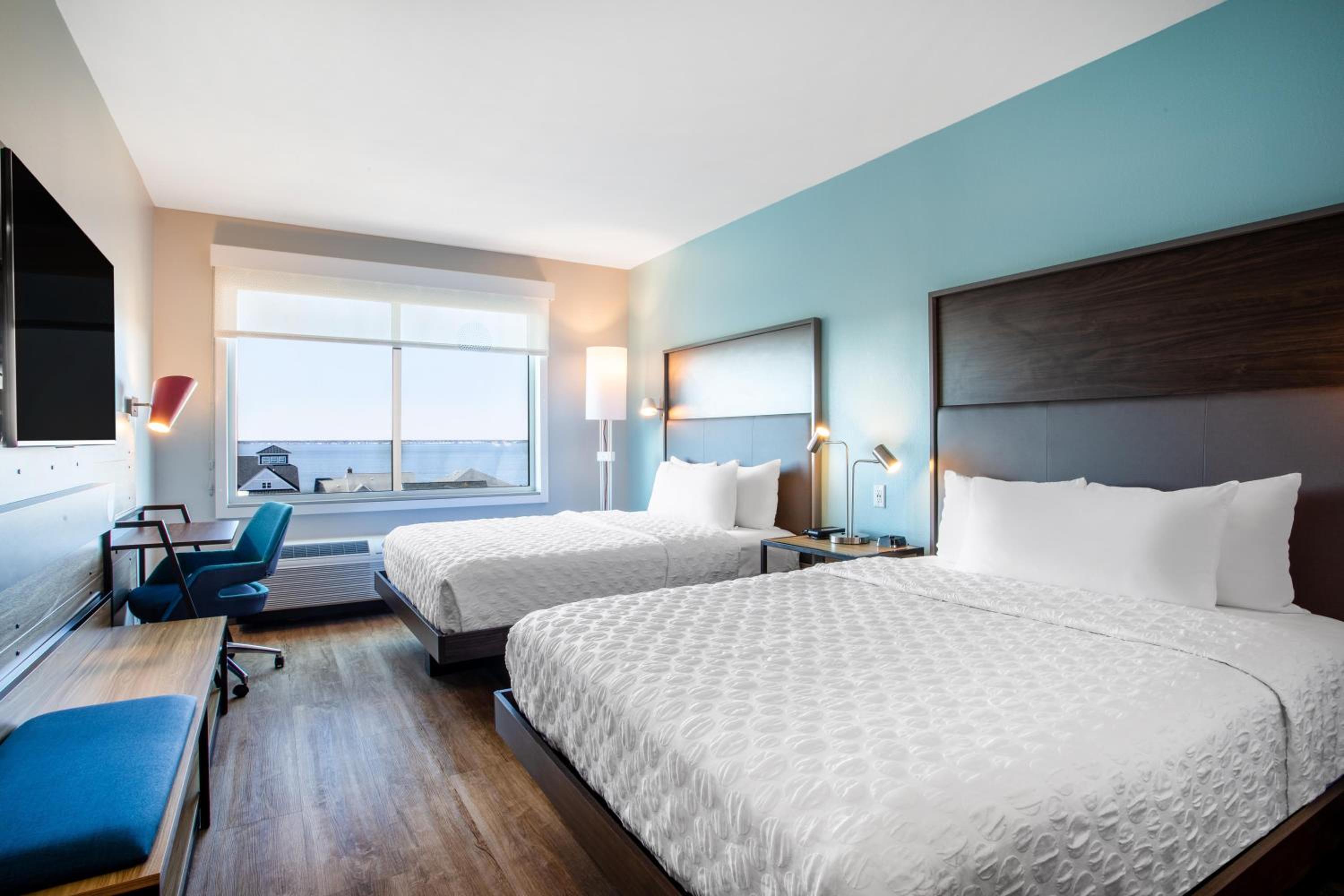 Queen Room with Two Queen Beds and View - Photo 5