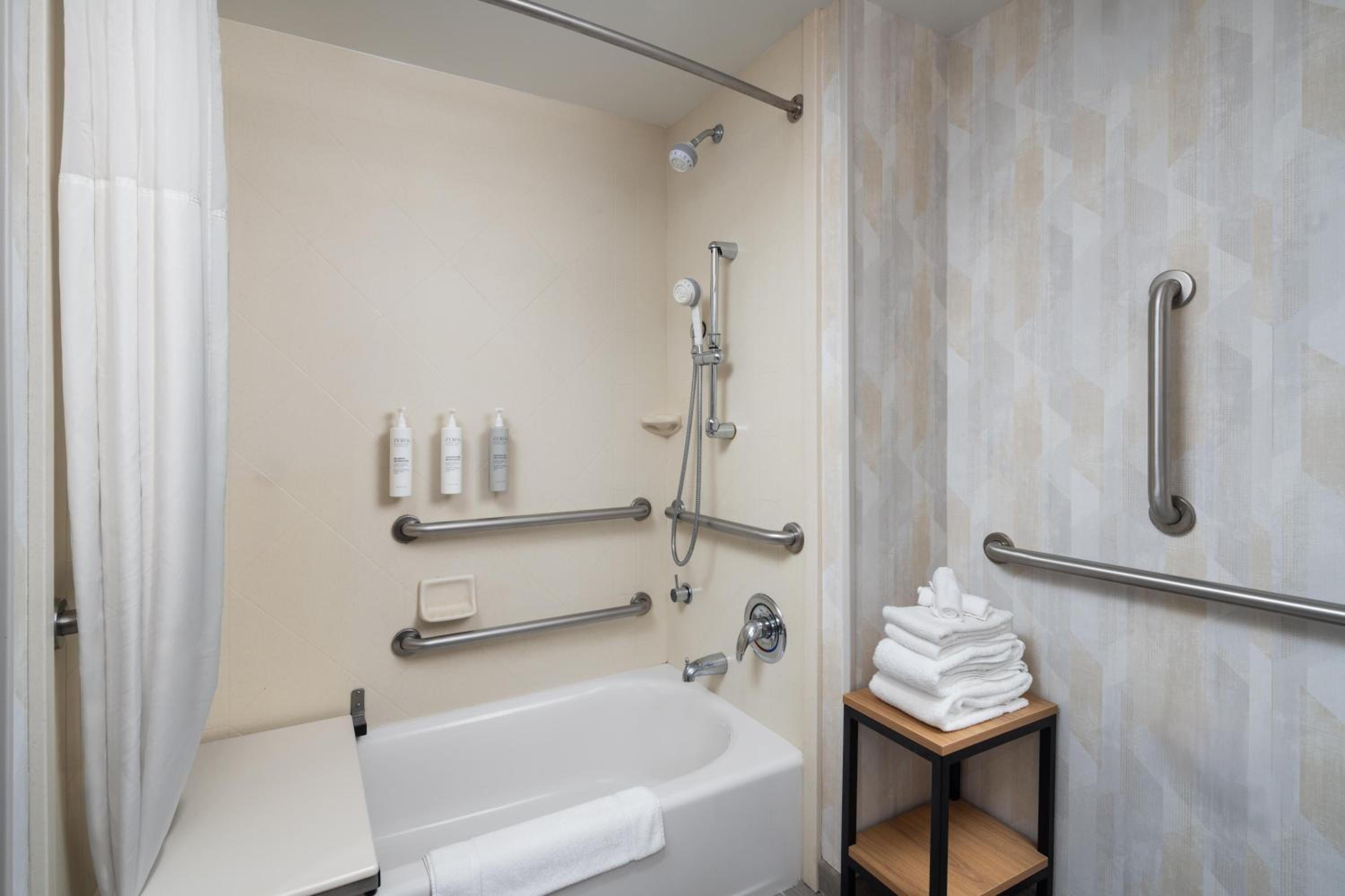 King Room with Accessible Tub - Mobility and Hearing Access/Non-Smoking photo 3