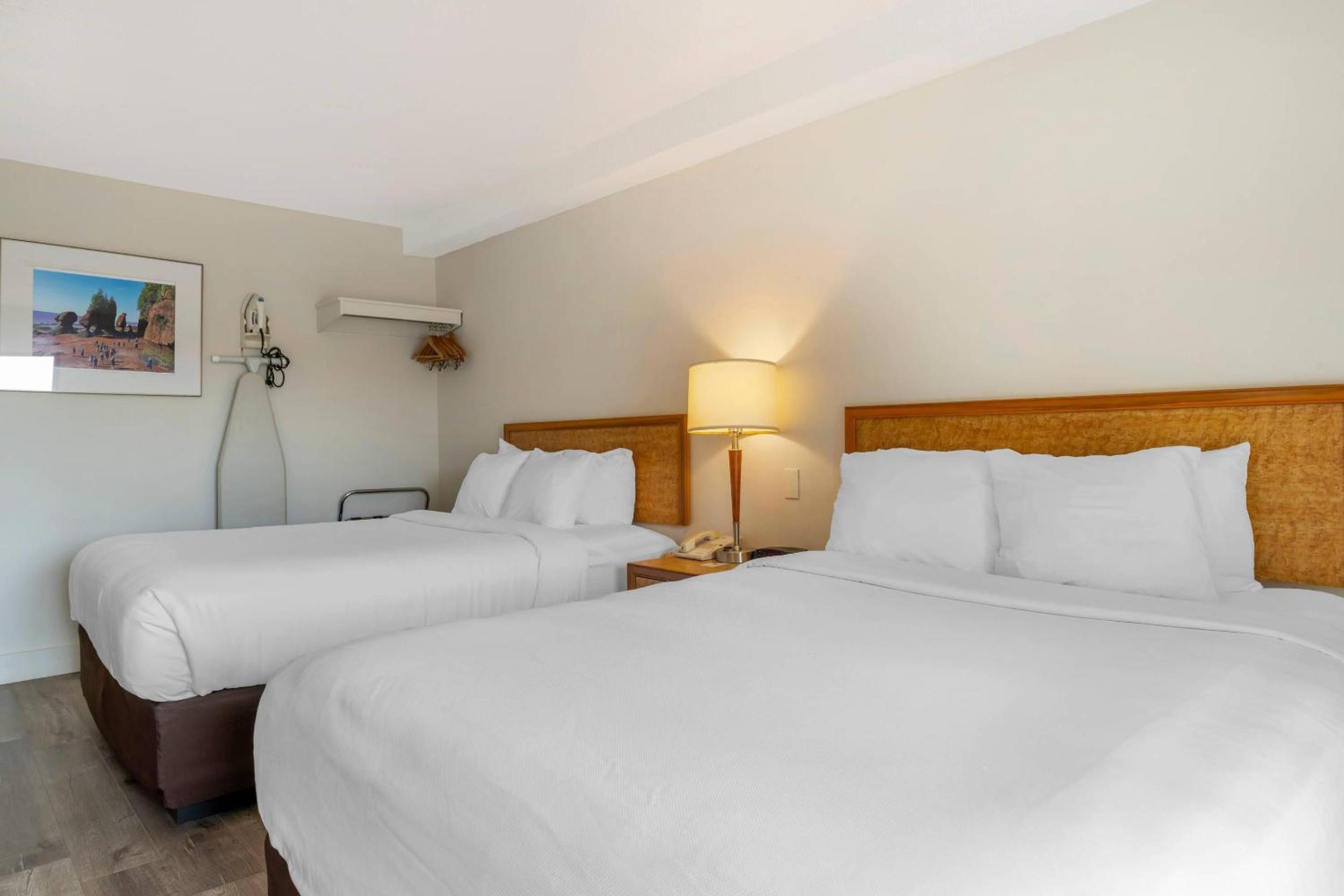 Standard Queen Room with Two Queen Beds - Non-Smoking - Photo 2