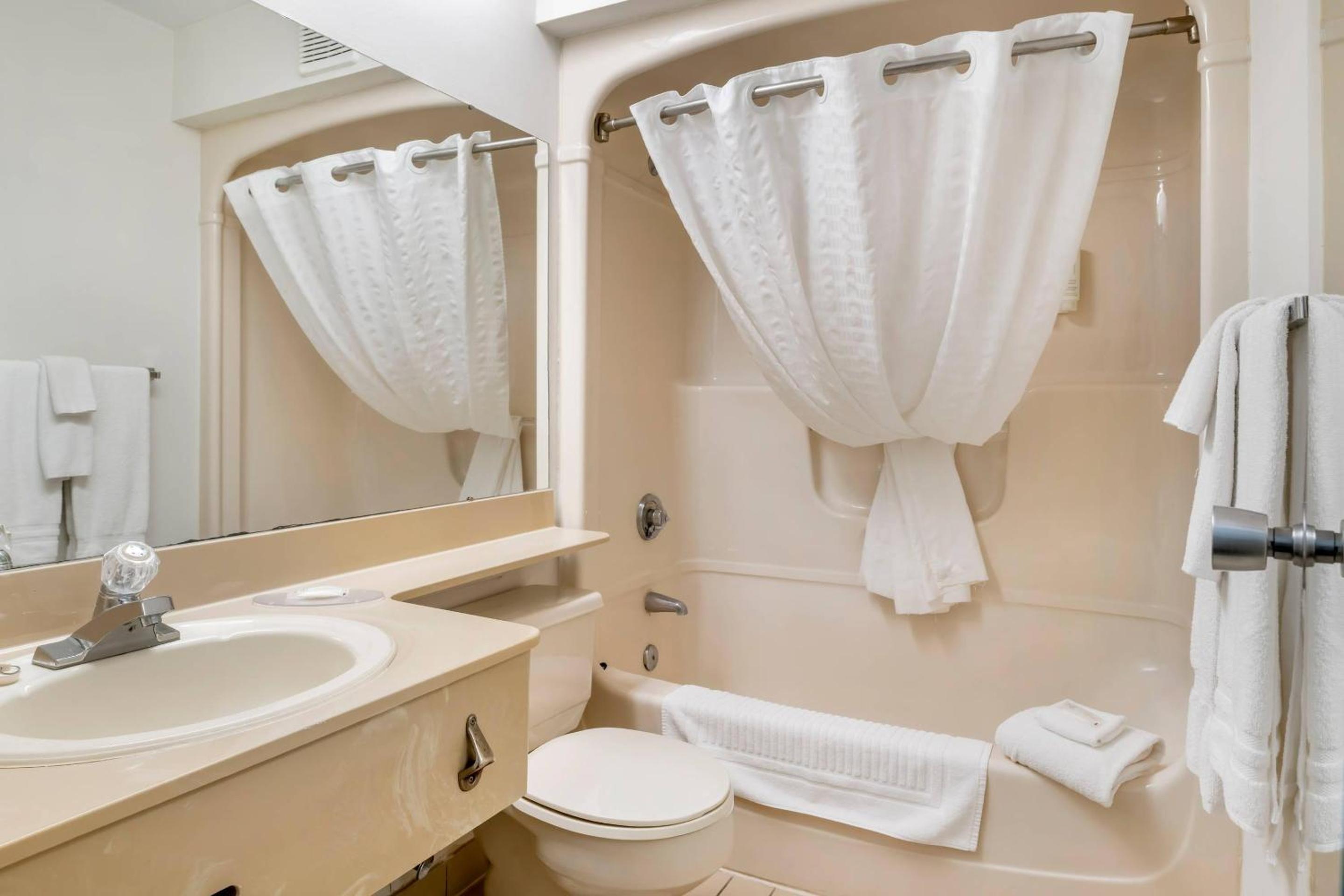 Queen Room with Two Queen Beds - Non-Smoking - Photo 4