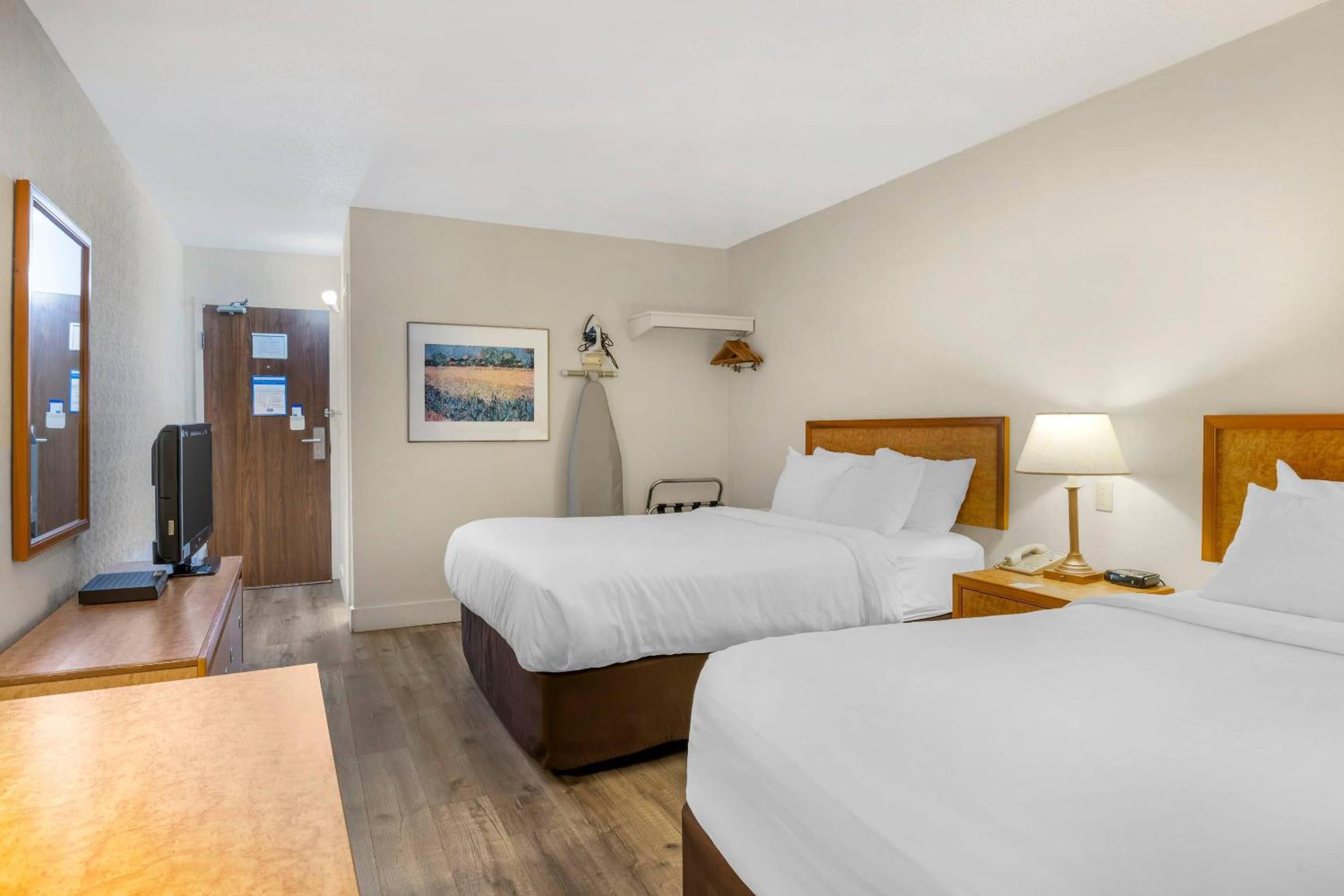 Queen Room with Two Queen Beds - Non-Smoking - Photo 3