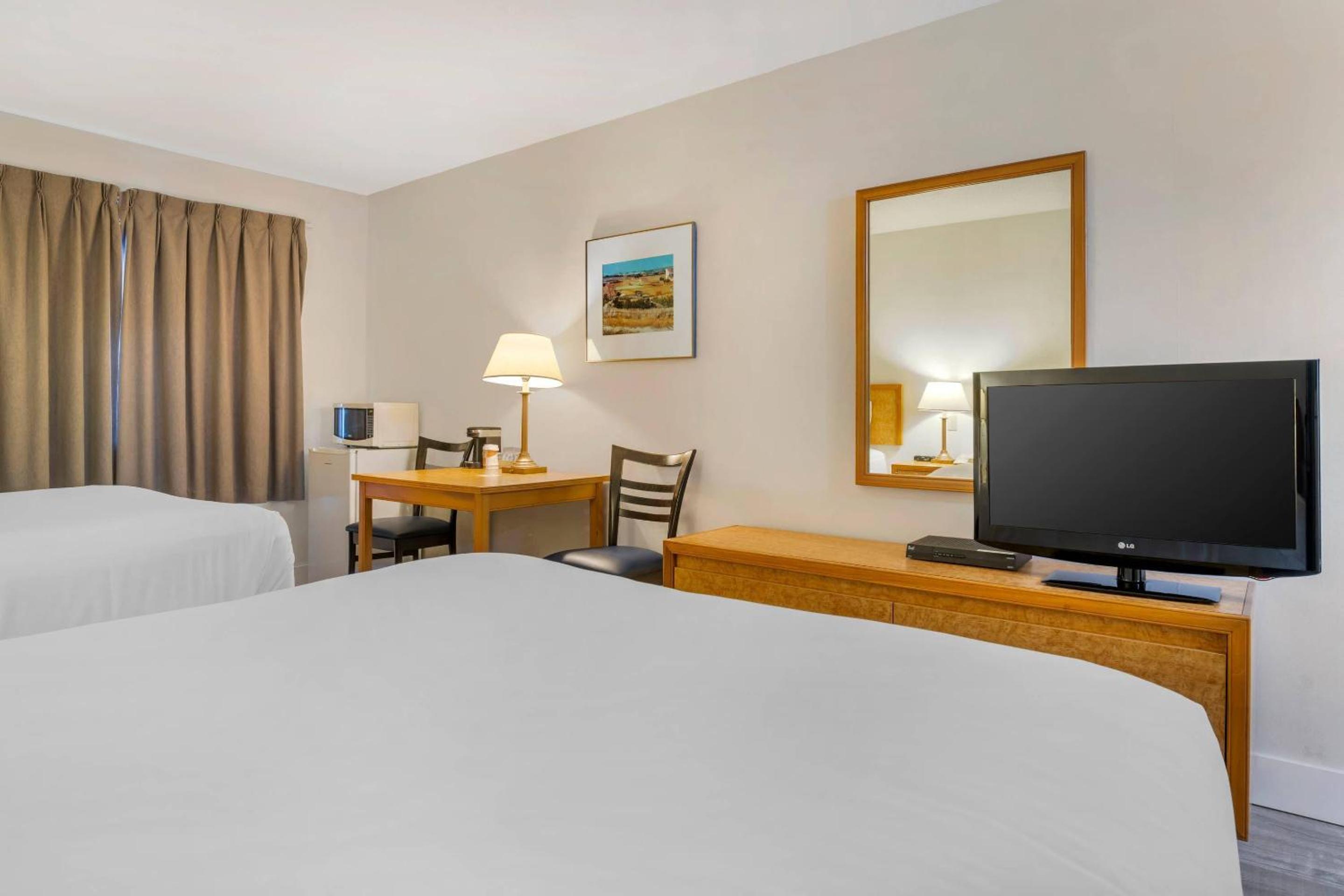 Queen Room with Two Queen Beds - Non-Smoking - Photo 2