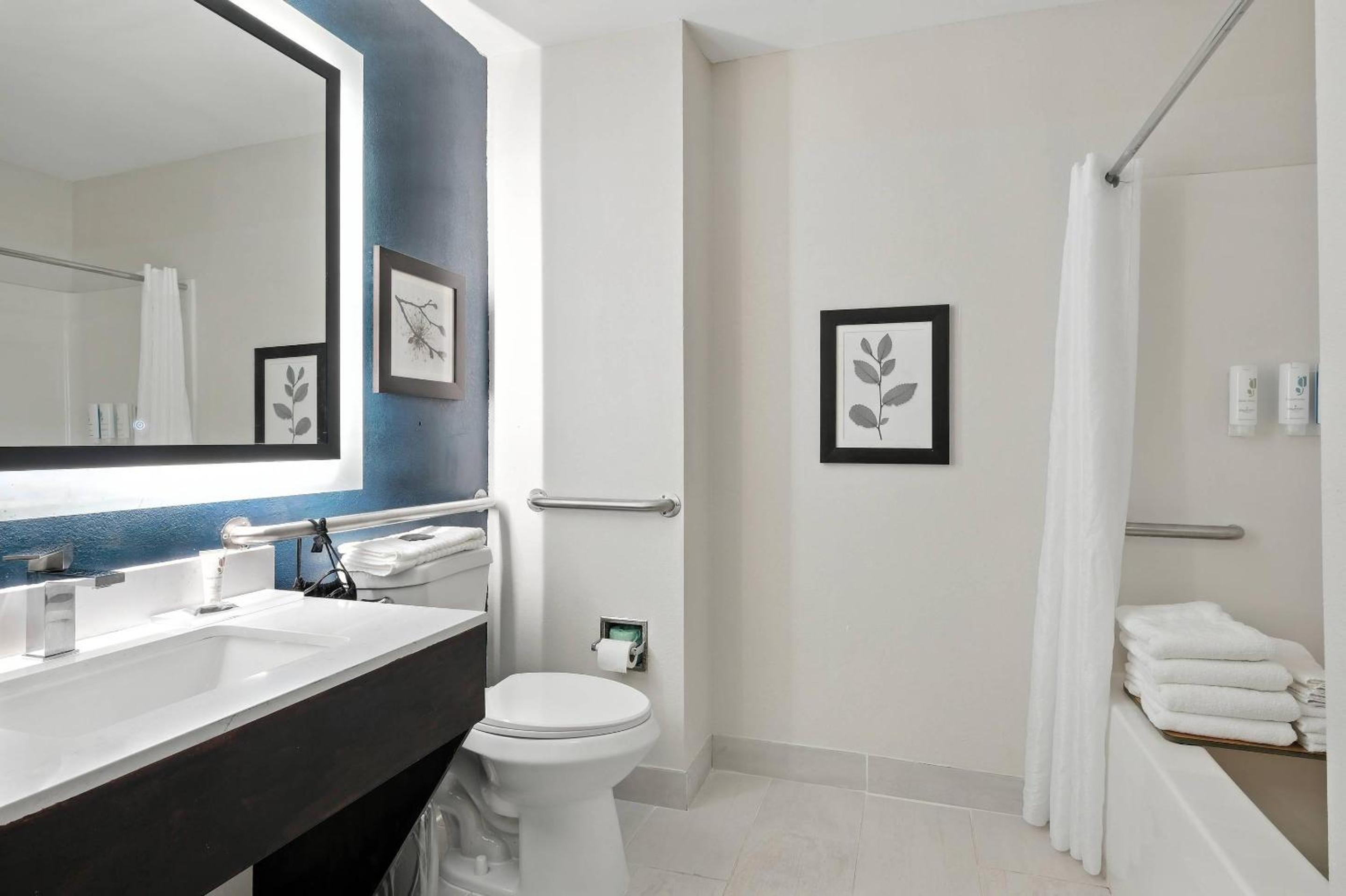King Room with Roll-In Shower - Disability Access/Non Smoking - Photo 4