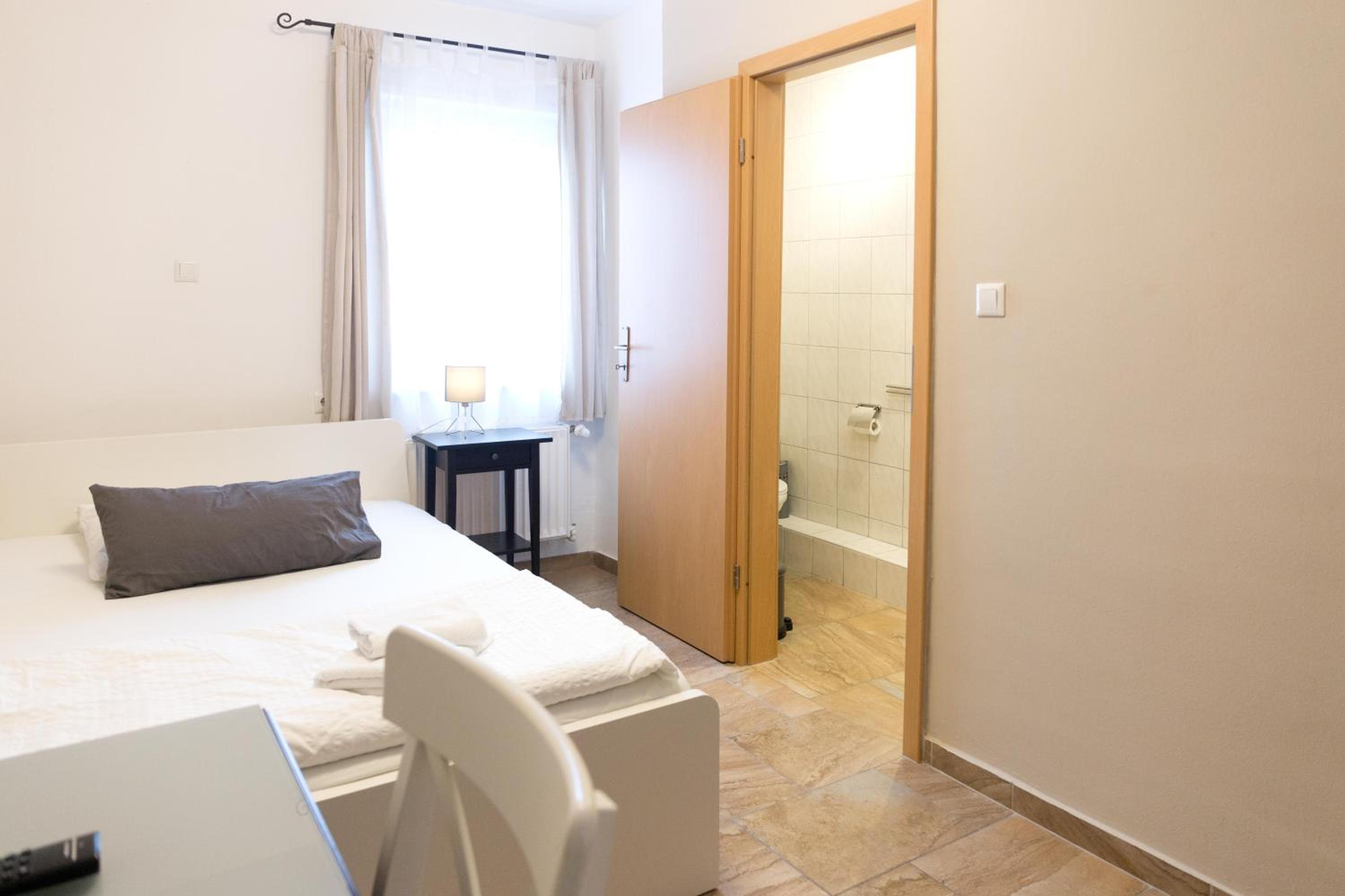 Budget Double Room photo 3