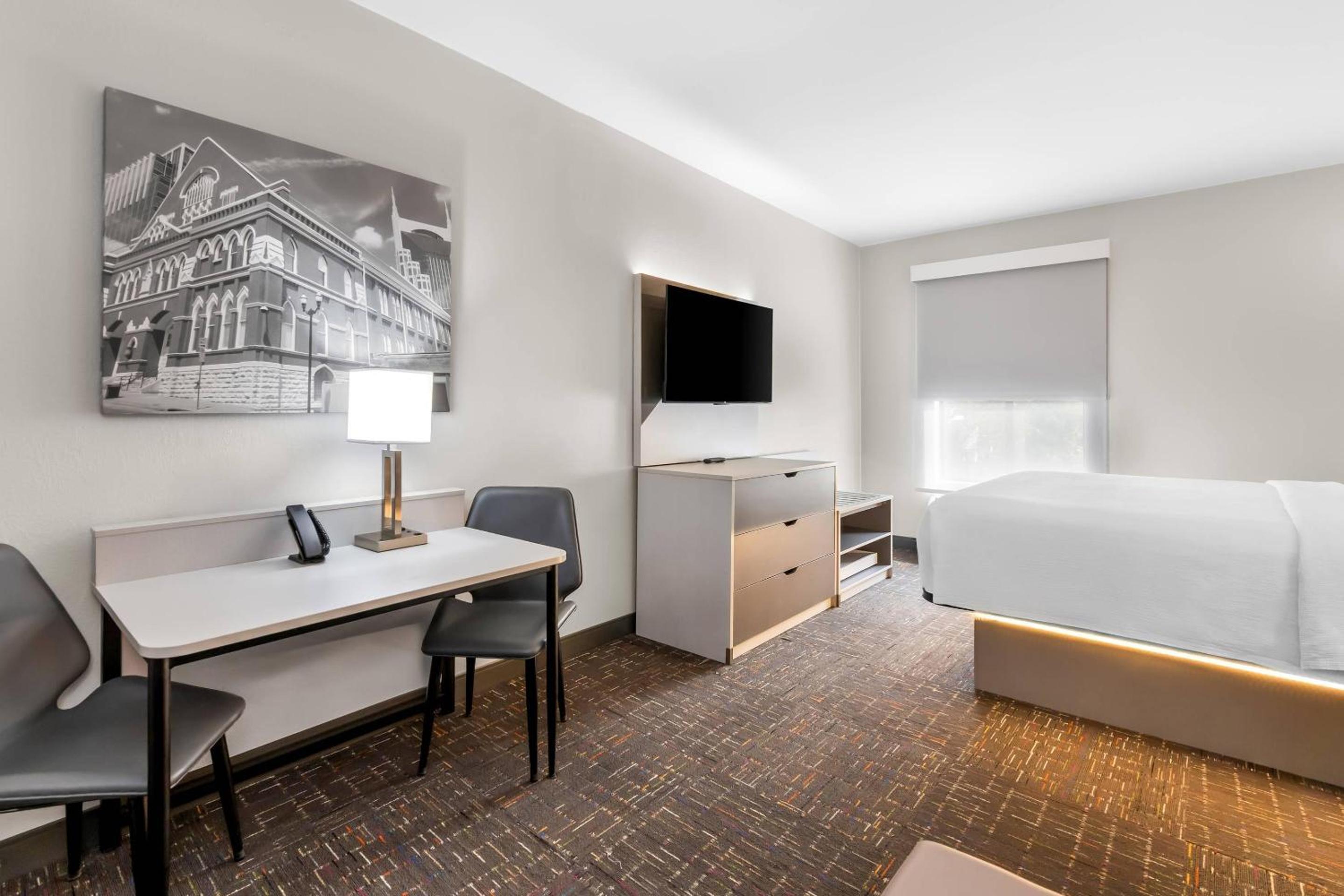 King Suite with Sofabed - Photo 3