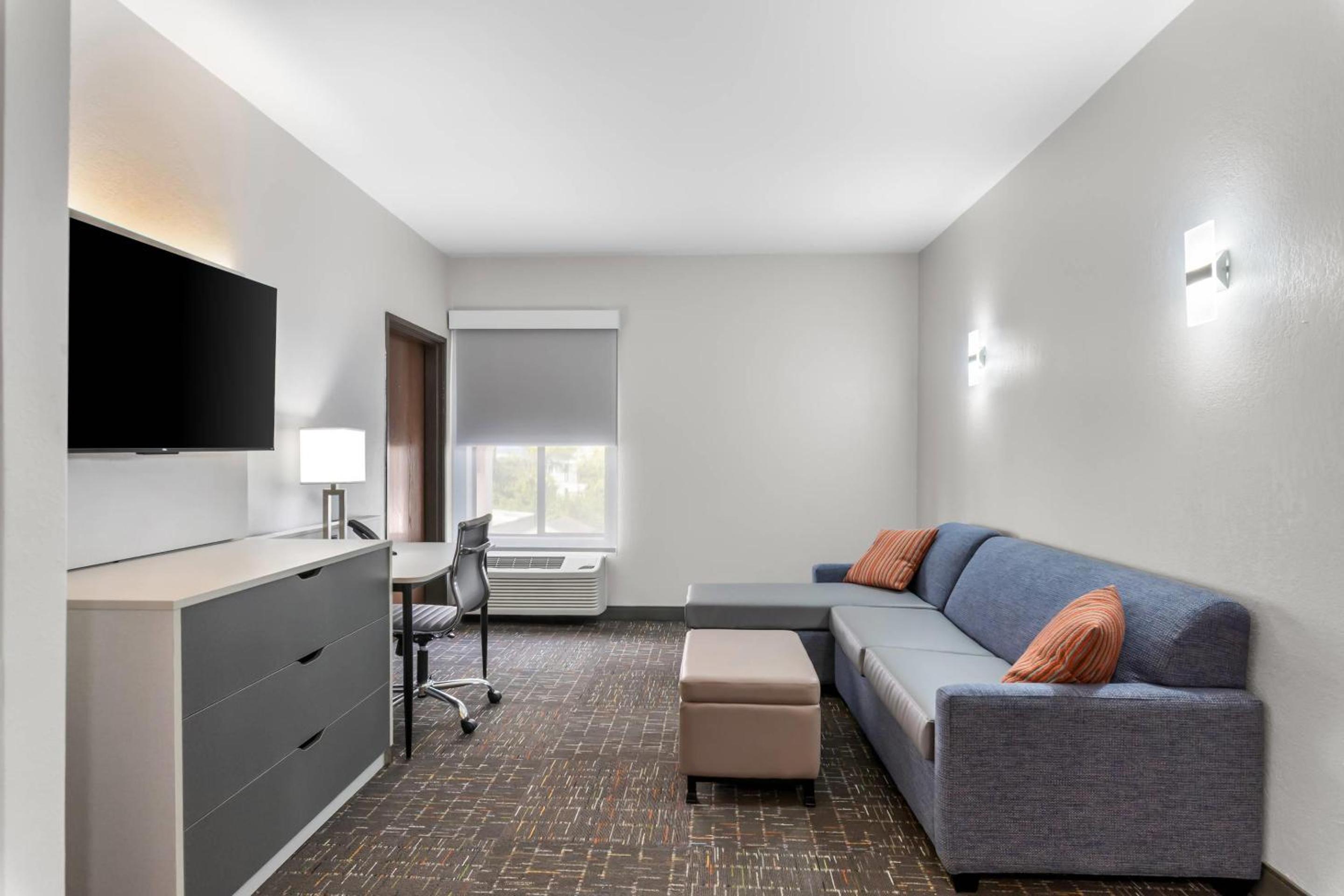 King Suite with Living Room and Sofabed - Photo 2
