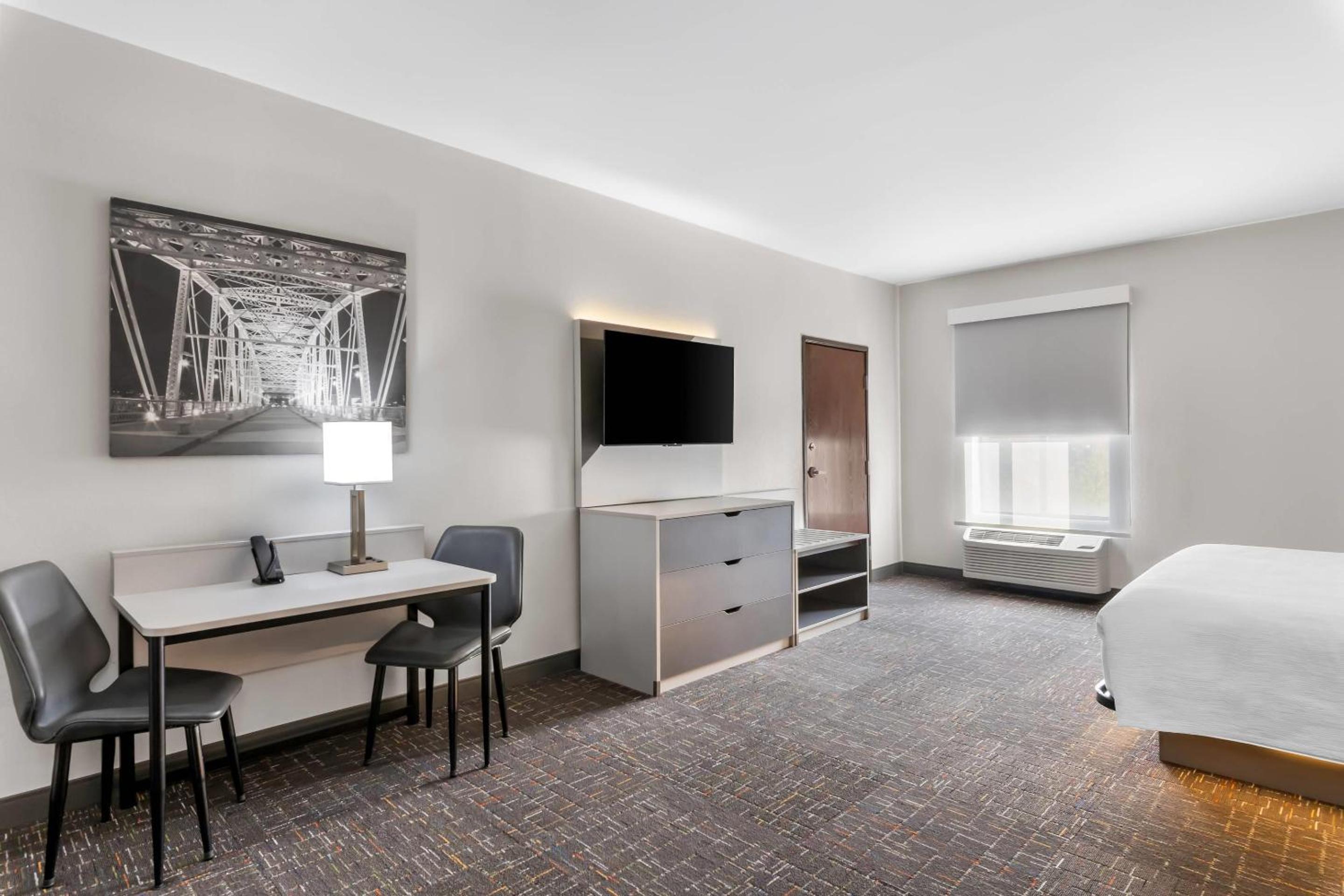Accessible King Suite with Sofabed - Photo 1
