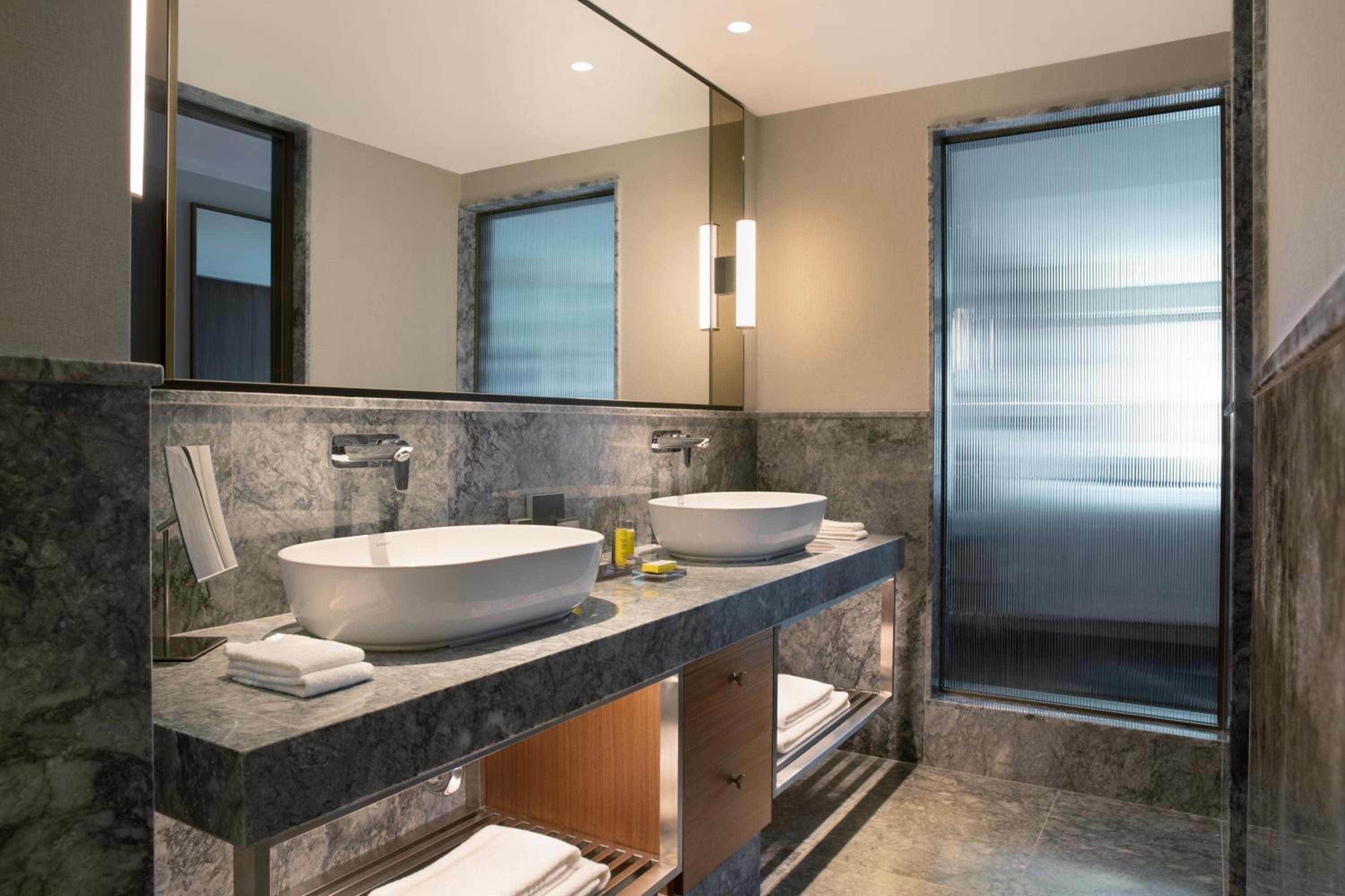 Family King Room with Sofa Bed, Partial Sea View and Corner Room