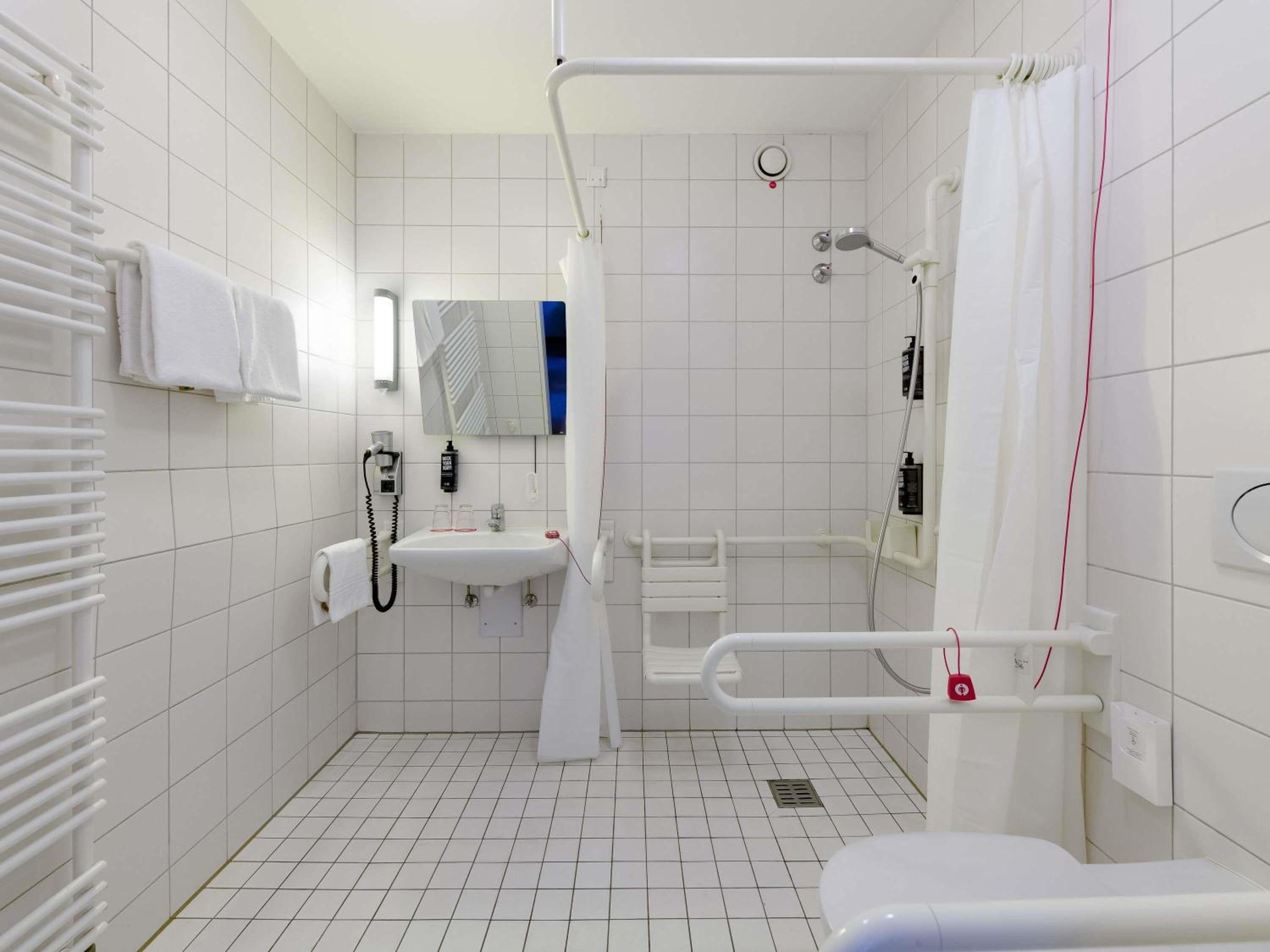 Accessible Twin Room - Photo 9
