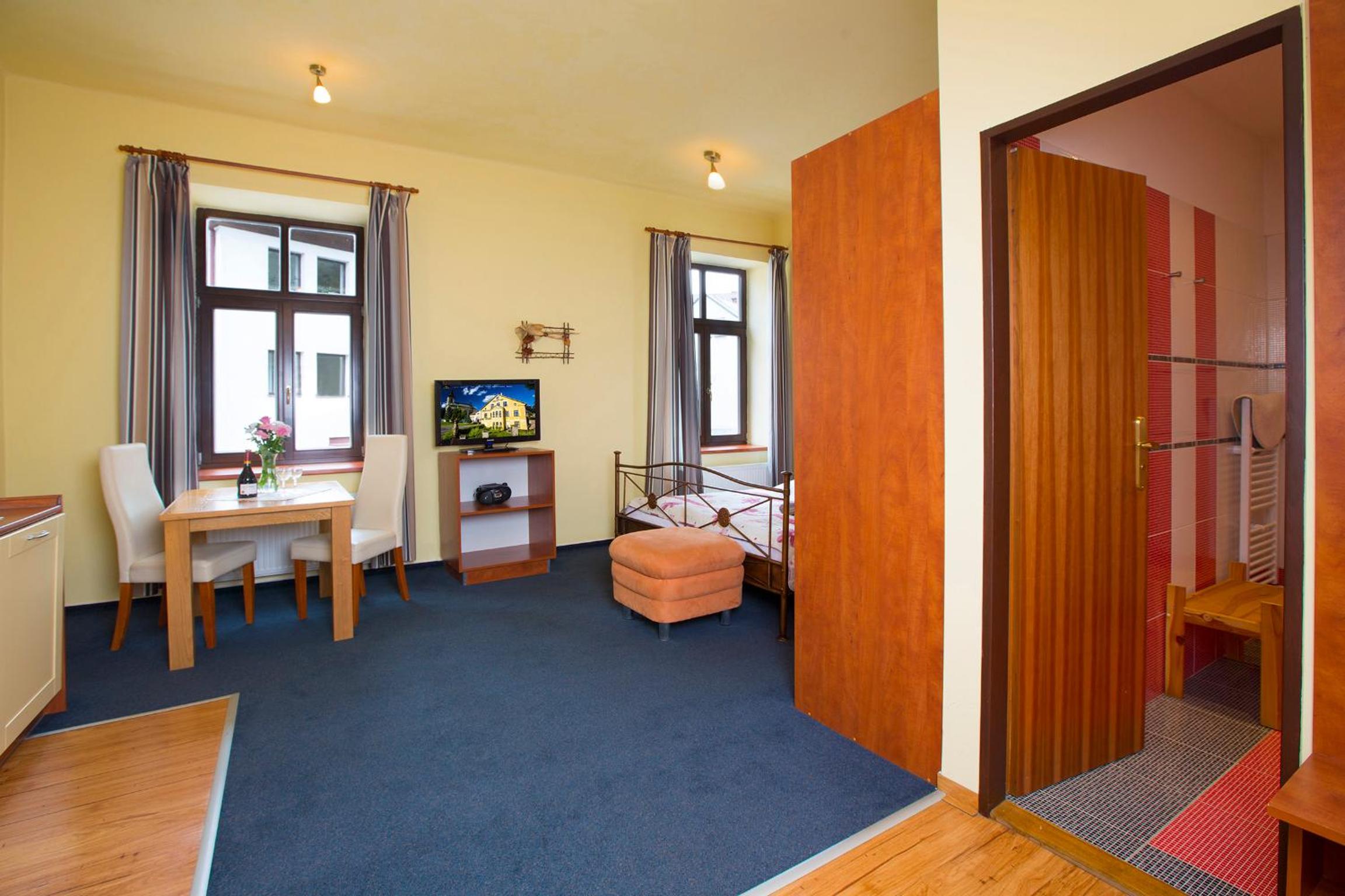 Studio Apartment - Photo 3