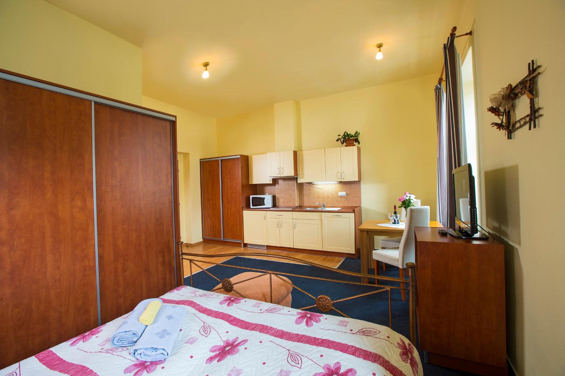 Studio Apartment - Photo 8