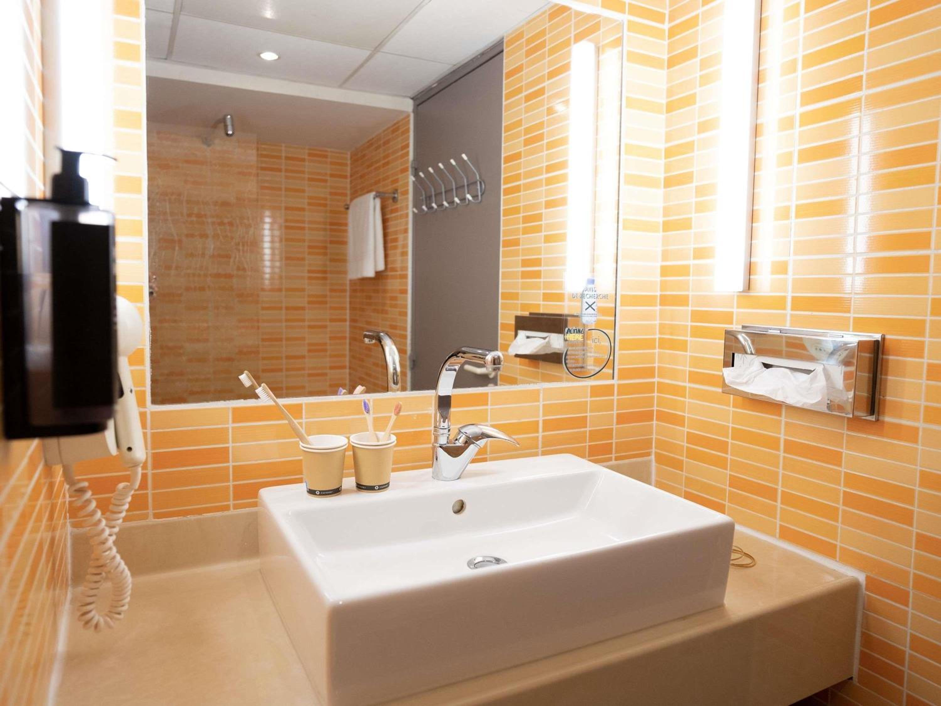 Basic Triple Room with Three Single Beds - Photo 3