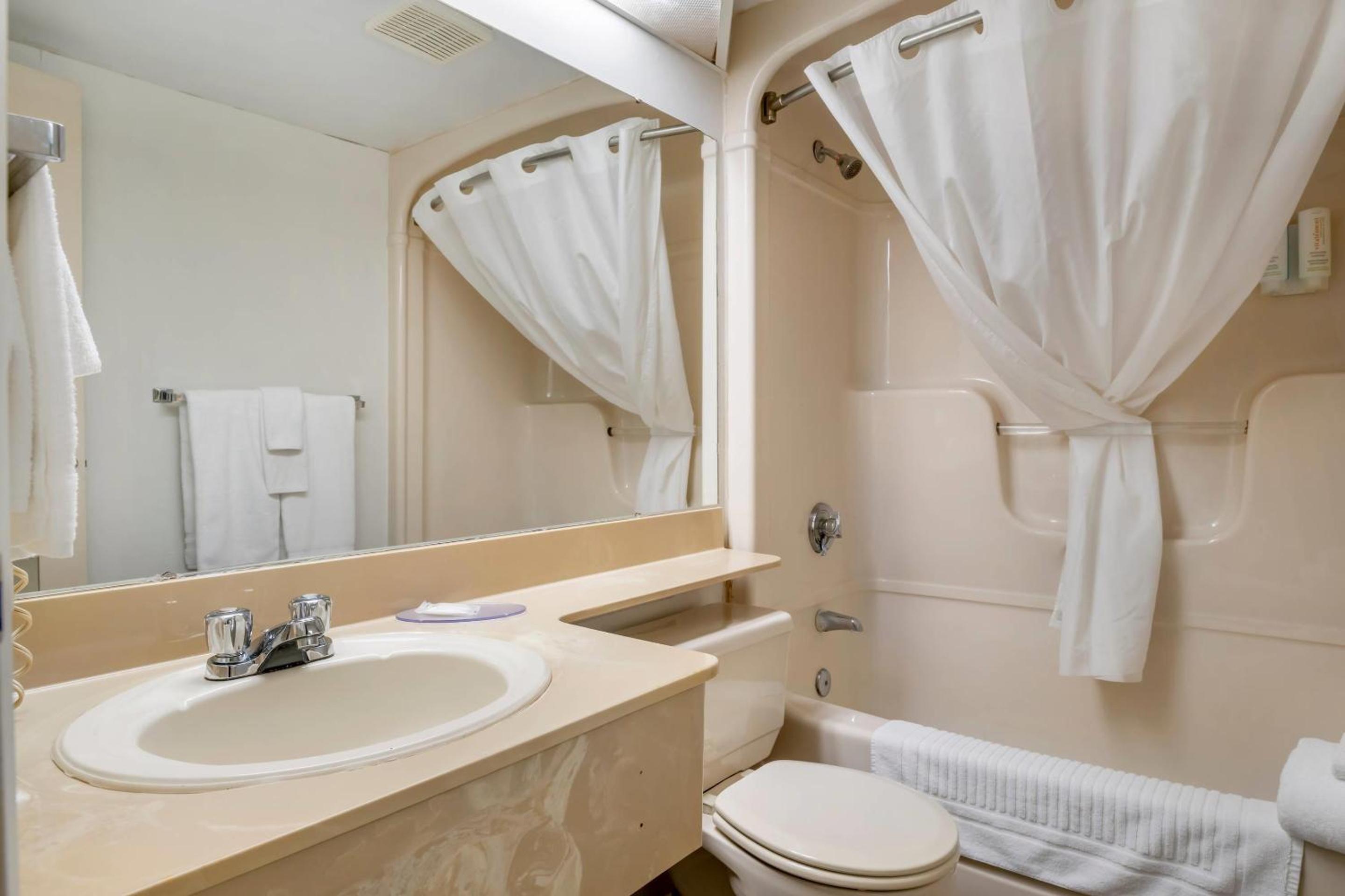 Standard Queen Room with Two Queen Beds - Non-Smoking - Photo 4