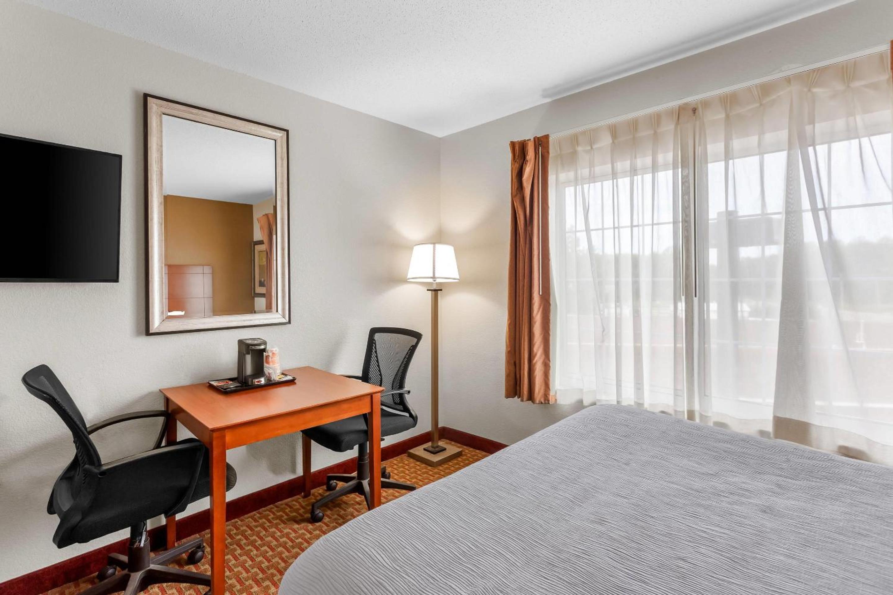 Queen Room with Two Queen Beds - Accessible/Non-Smoking  - Photo 3